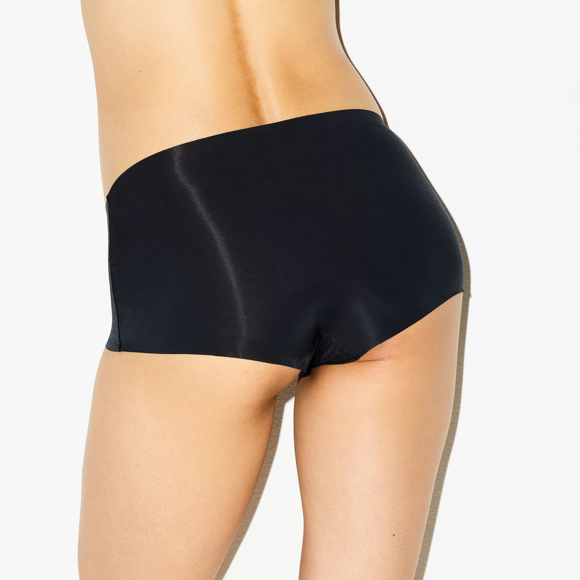 INVISIBLE BOY SHORT | ONYX ON A MODEL BACK VIEW @ | FOCUS: 0.0, 1.0, 0.9