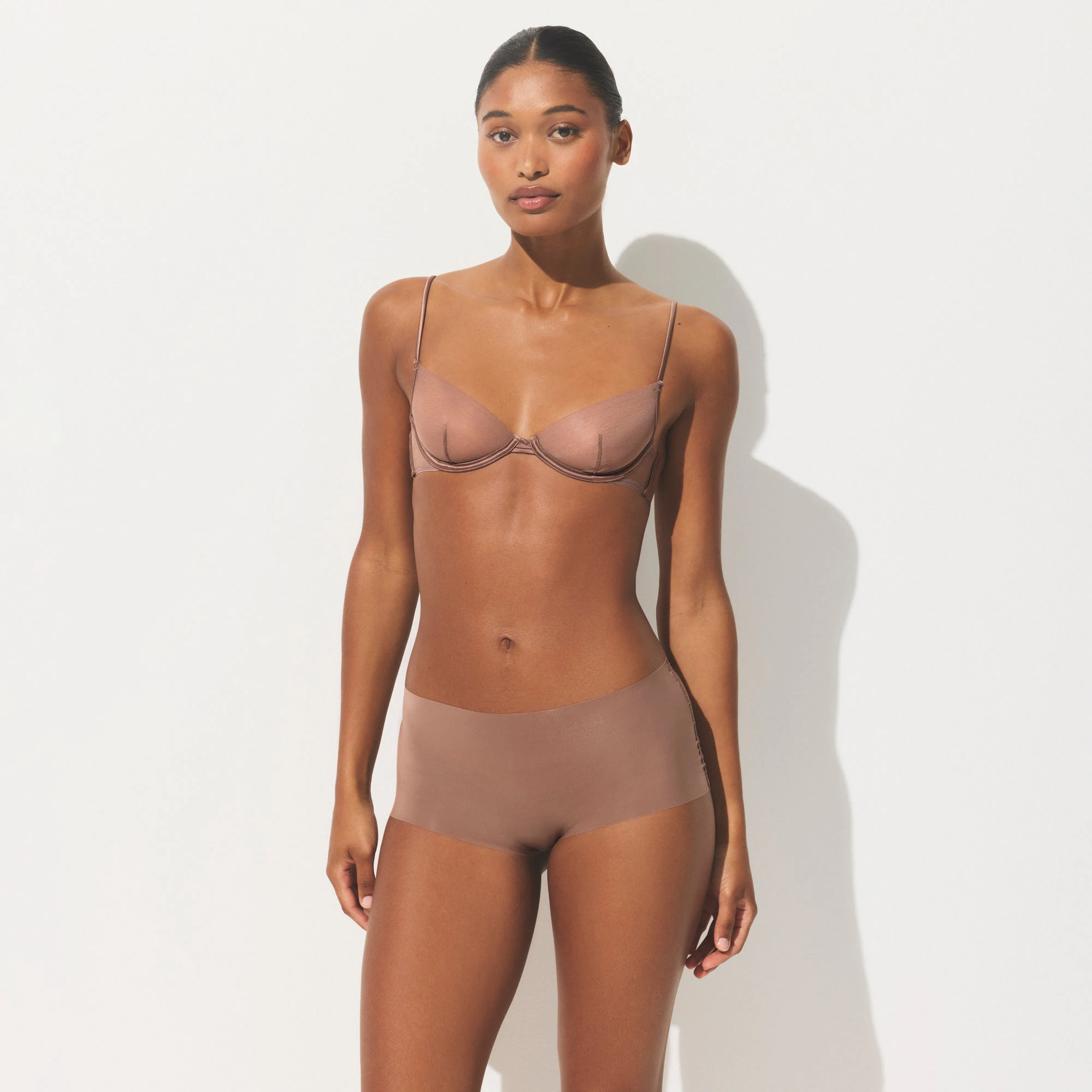 INVISIBLE BOY SHORT | UMBER ON A MODEL SIDE VIEW | FOCUS: 0.0, 1.0, 0.9