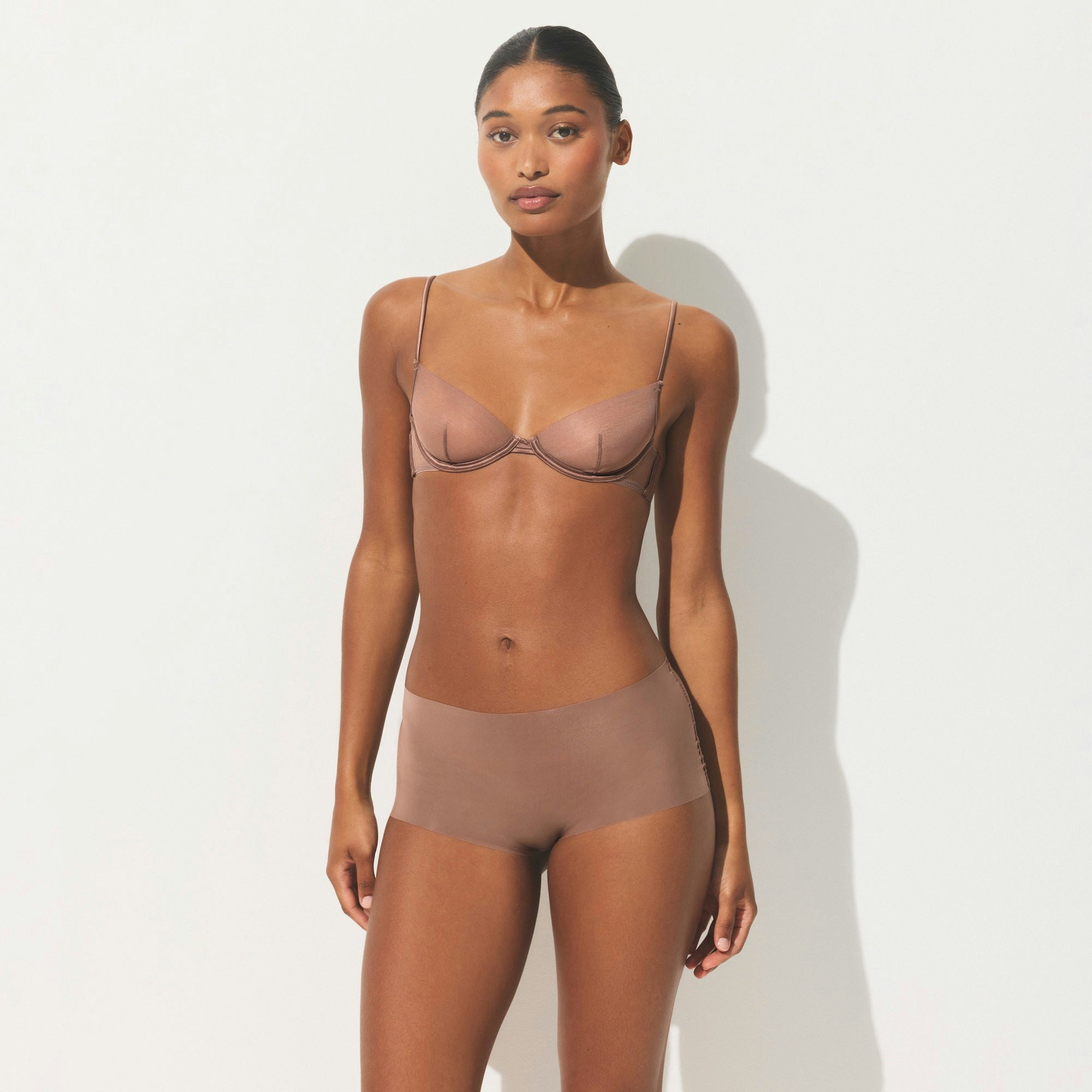 INVISIBLE BOY SHORT | UMBER ON A MODEL SIDE VIEW | FOCUS: 0.0, 1.0, 0.9