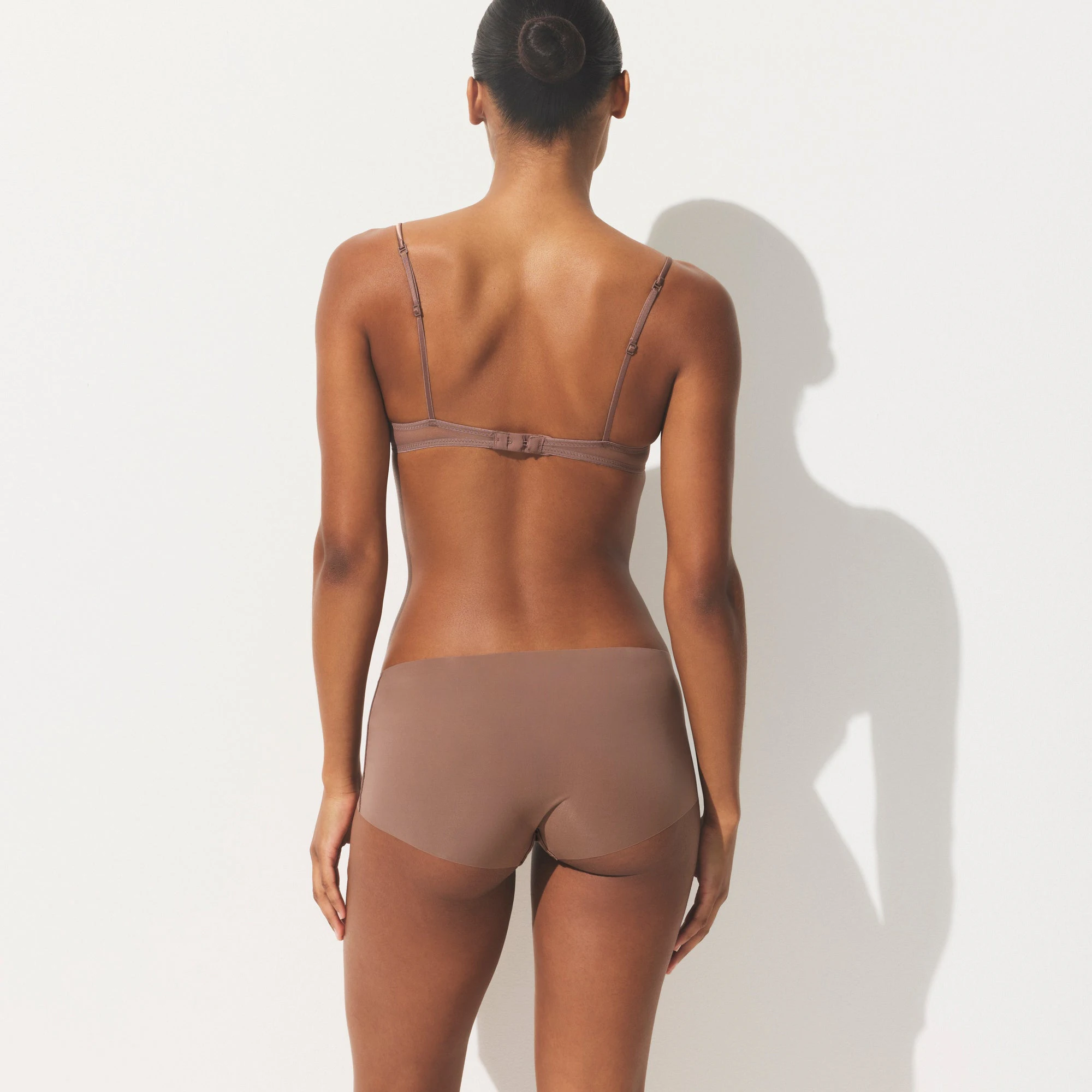 INVISIBLE BOY SHORT | UMBER ON A MODEL SIDE VIEW | FOCUS: 0.0, 1.0, 0.9