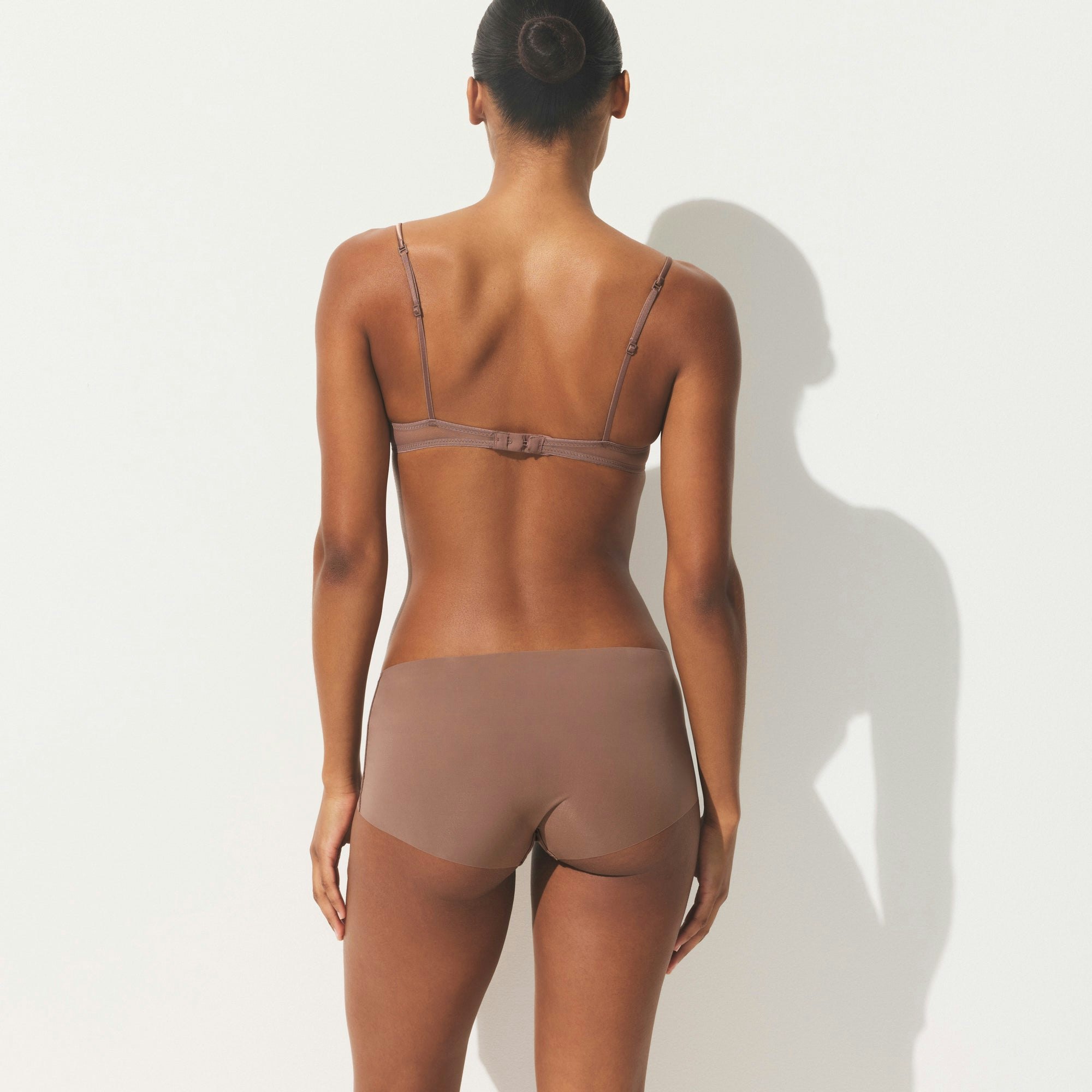 INVISIBLE BOY SHORT | UMBER ON A MODEL SIDE VIEW | FOCUS: 0.0, 1.0, 0.9