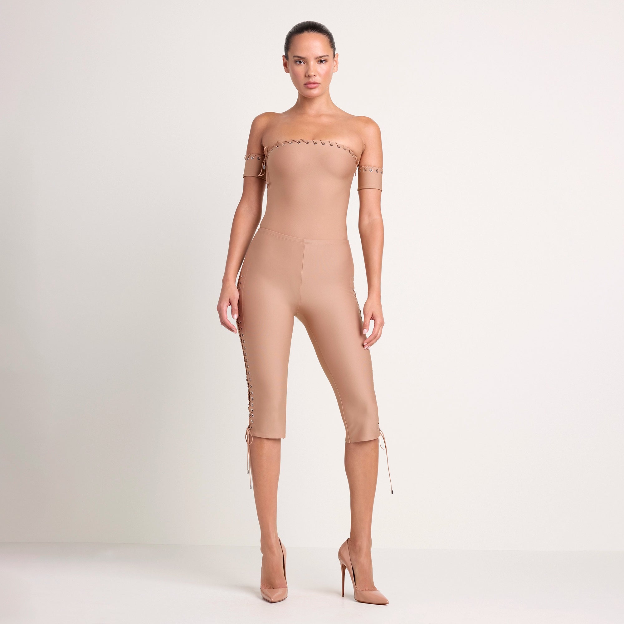 LUDOVIC DE SAINT SERNIN X SKIMS SKIMS BODY STRAPLESS BODYSUIT | SIENNA ON A MODEL FRONT VIEW @ | FOCUS: 0.0, 1.0, 0.9