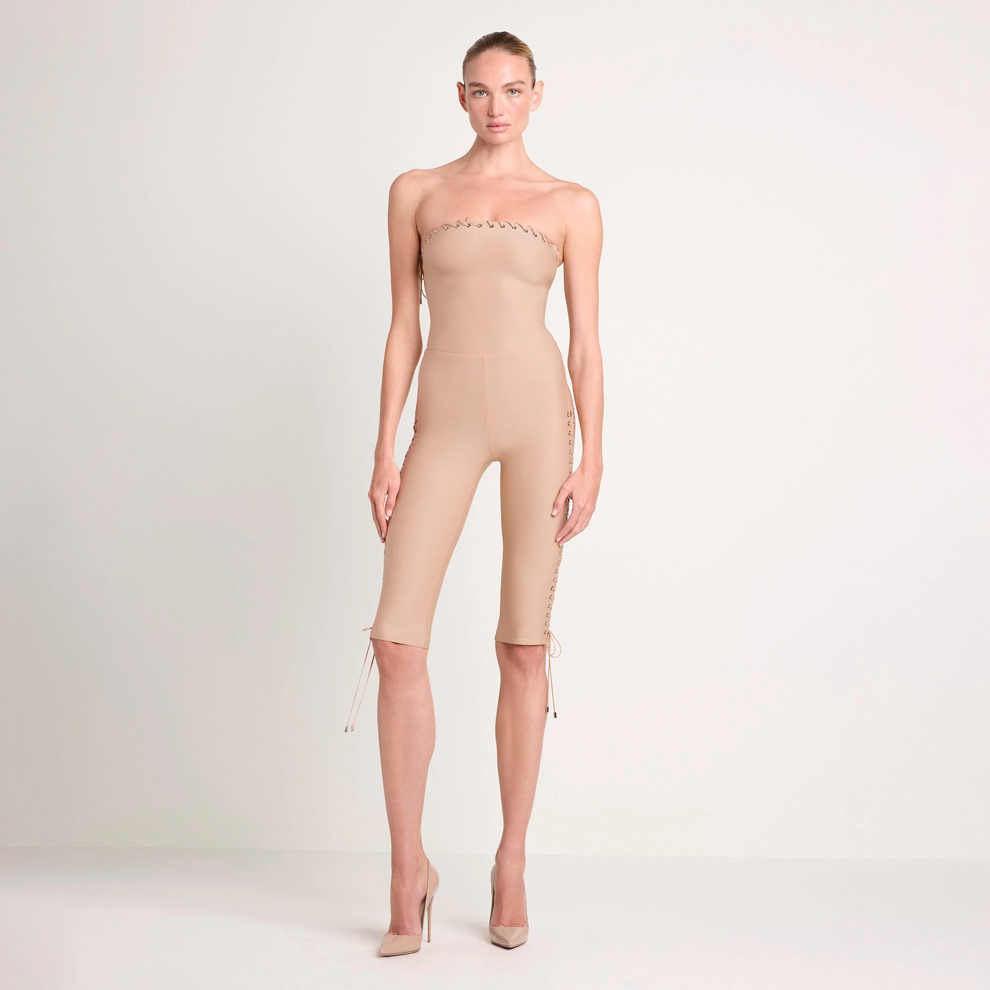 LUDOVIC DE SAINT SERNIN X SKIMS SKIMS BODY CAPRI | CLAY ON A MODEL FRONT VIEW @ | FOCUS: 0.0, 1.0, 0.9