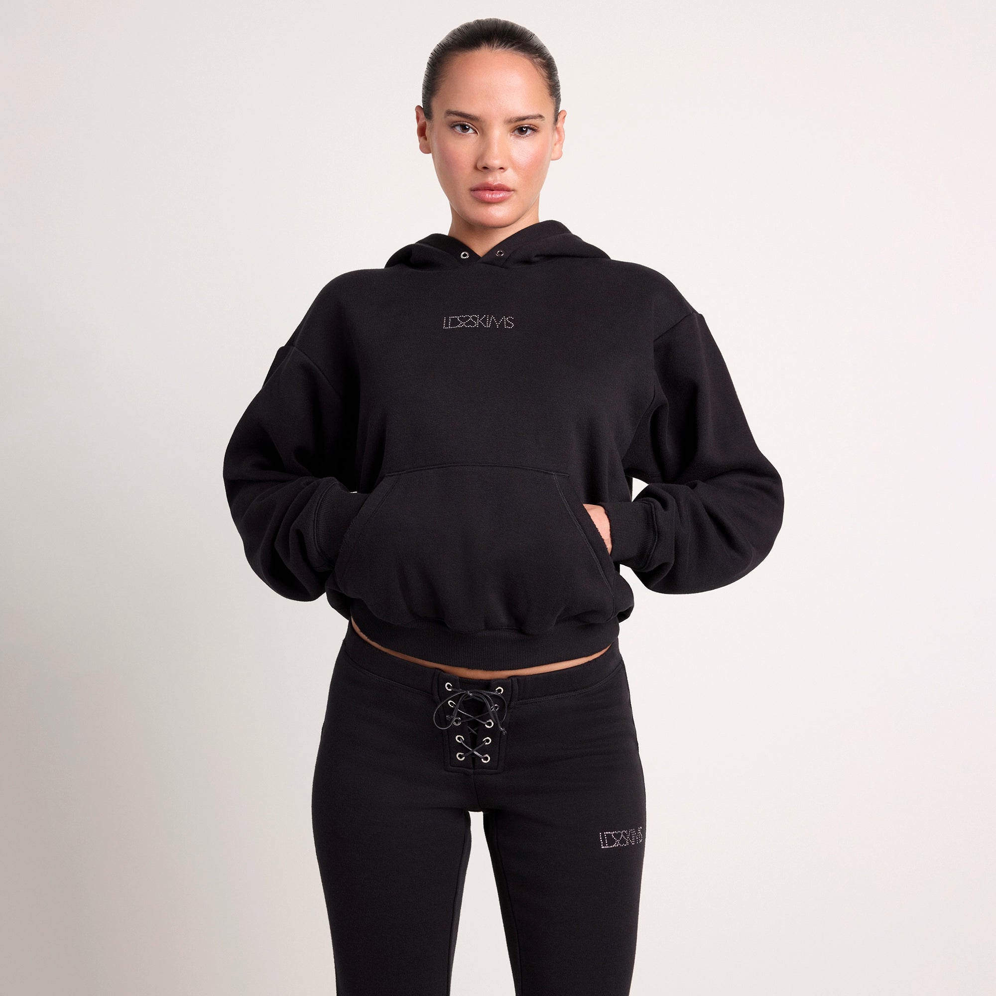 LUDOVIC DE SAINT SERNIN X SKIMS COTTON FLEECE CLASSIC HOODIE | ONYX ON A MODEL SIDE VIEW @ | FOCUS: 0.0, 1.0, 0.9