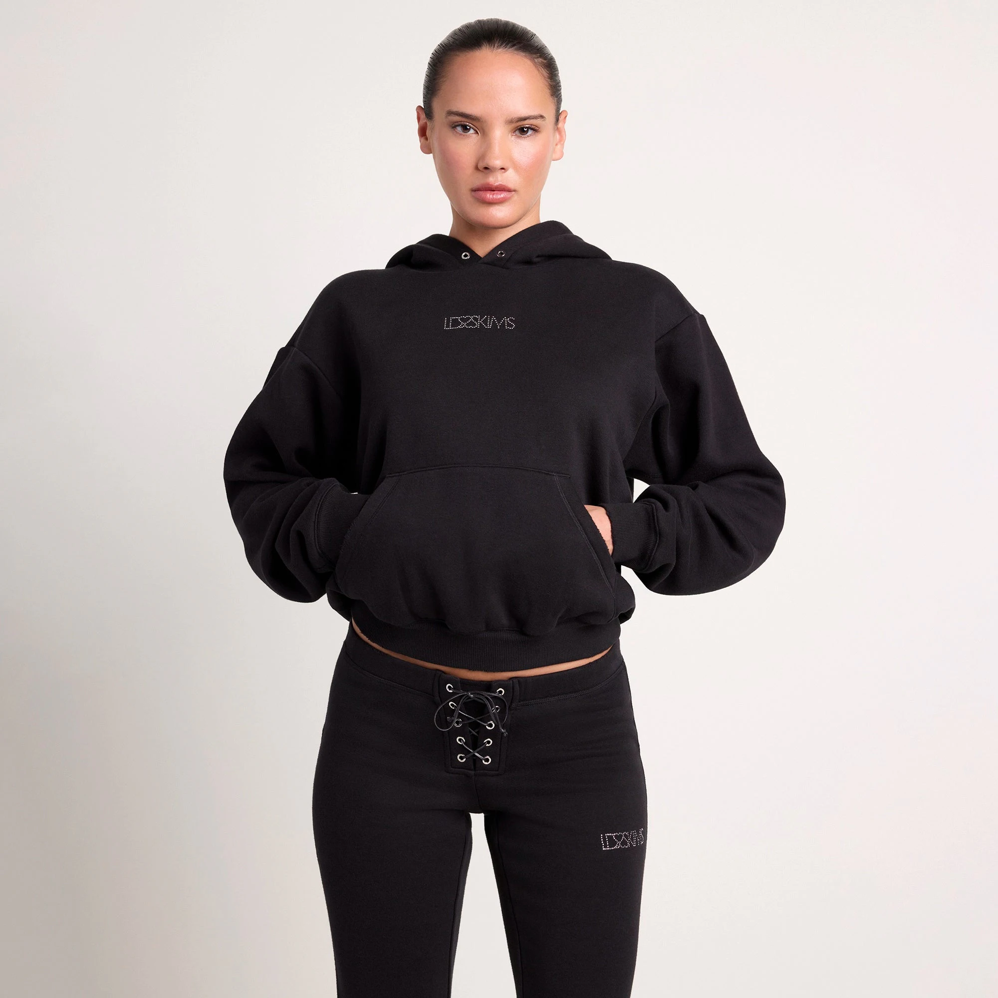 LUDOVIC DE SAINT SERNIN X SKIMS COTTON FLEECE CLASSIC HOODIE | ONYX ON A MODEL SIDE VIEW @ | FOCUS: 0.0, 1.0, 0.9