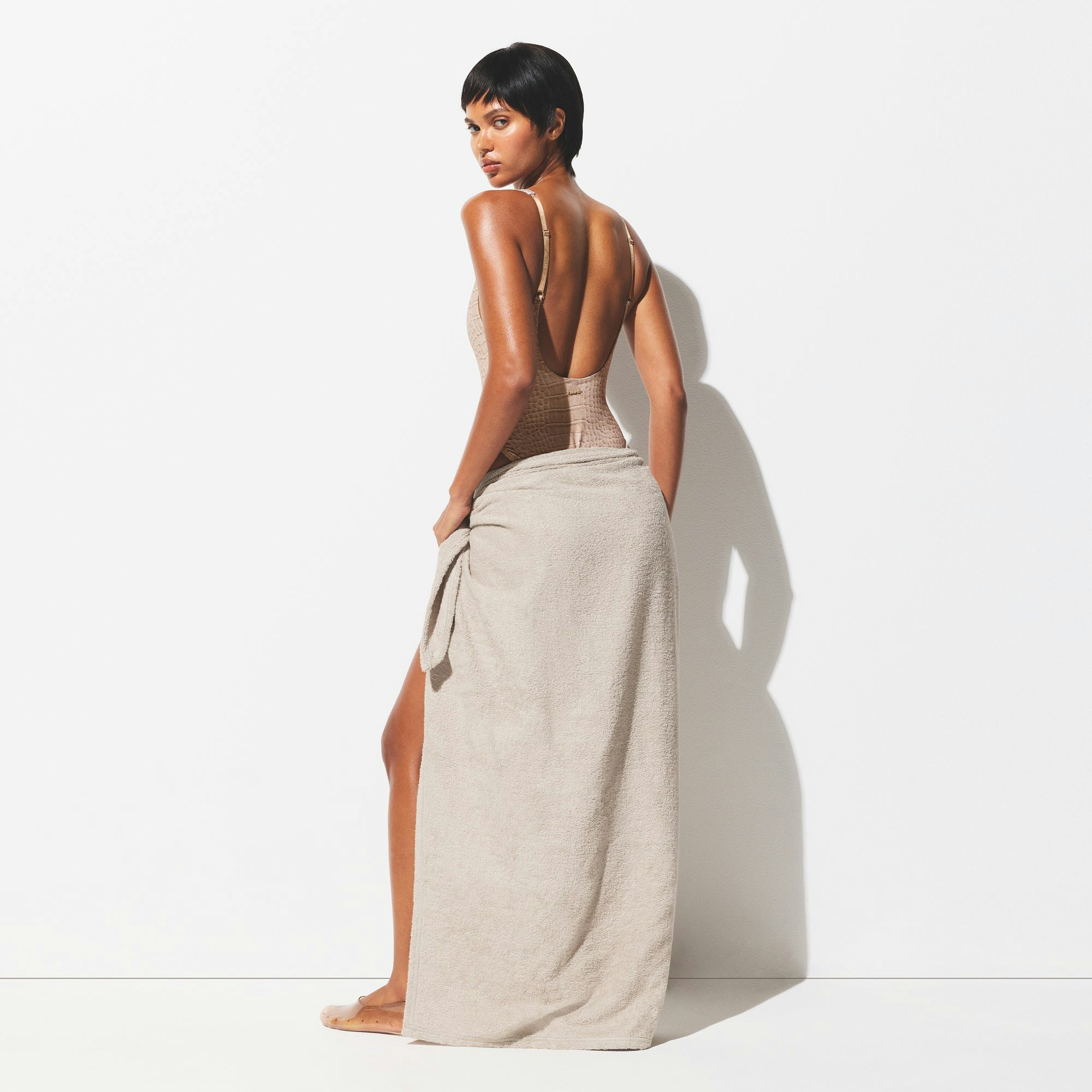 TERRY COVER UPS SARONG | STONE ON A MODEL FRONT VIEW | FOCUS: 0.0, 1.0, 0.9