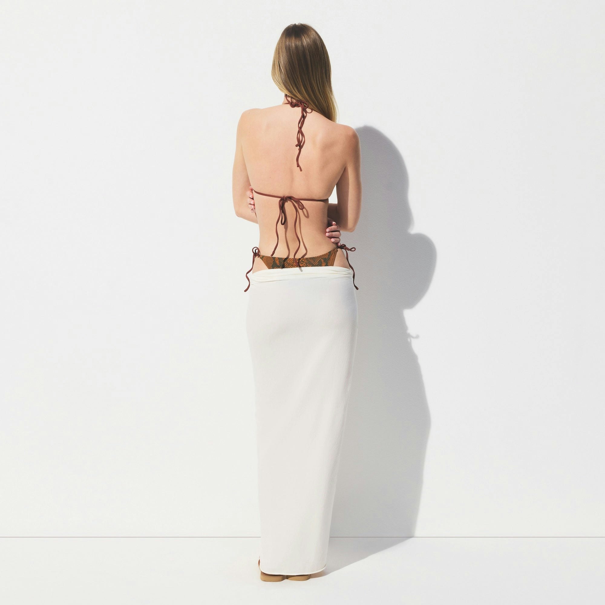 COTTON JERSEY COVER-UPS TIE SARONG | EGRET ON A MODEL FRONT VIEW @ | FOCUS: 0.0, 1.0, 0.9