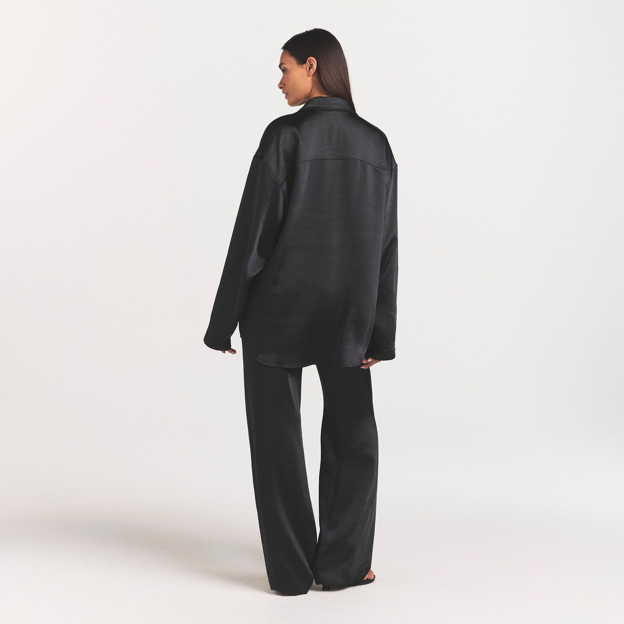 LIGHTWEIGHT SATIN OVERSIZED SHIRT | OBSIDIAN | SKIMS