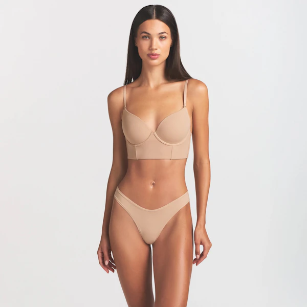 FITS EVERYBODY LOW BACK LONGLINE BRA | CLAY ON A MODEL SIDE VIEW @ | FOCUS: 0.0, 1.0, 0.9