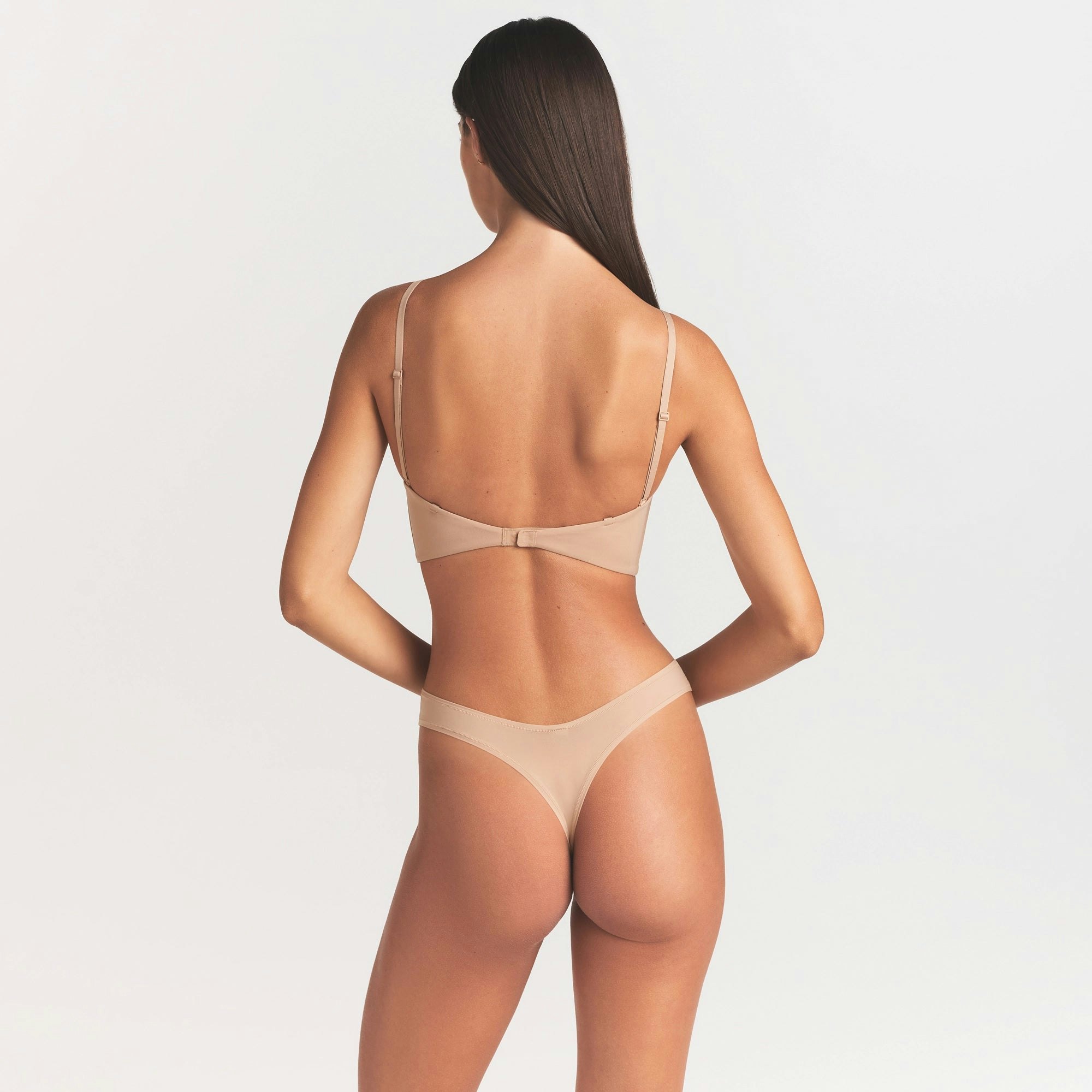 FITS EVERYBODY LOW BACK LONGLINE BRA | CLAY ON A MODEL SIDE VIEW @ | FOCUS: 0.0, 1.0, 0.9