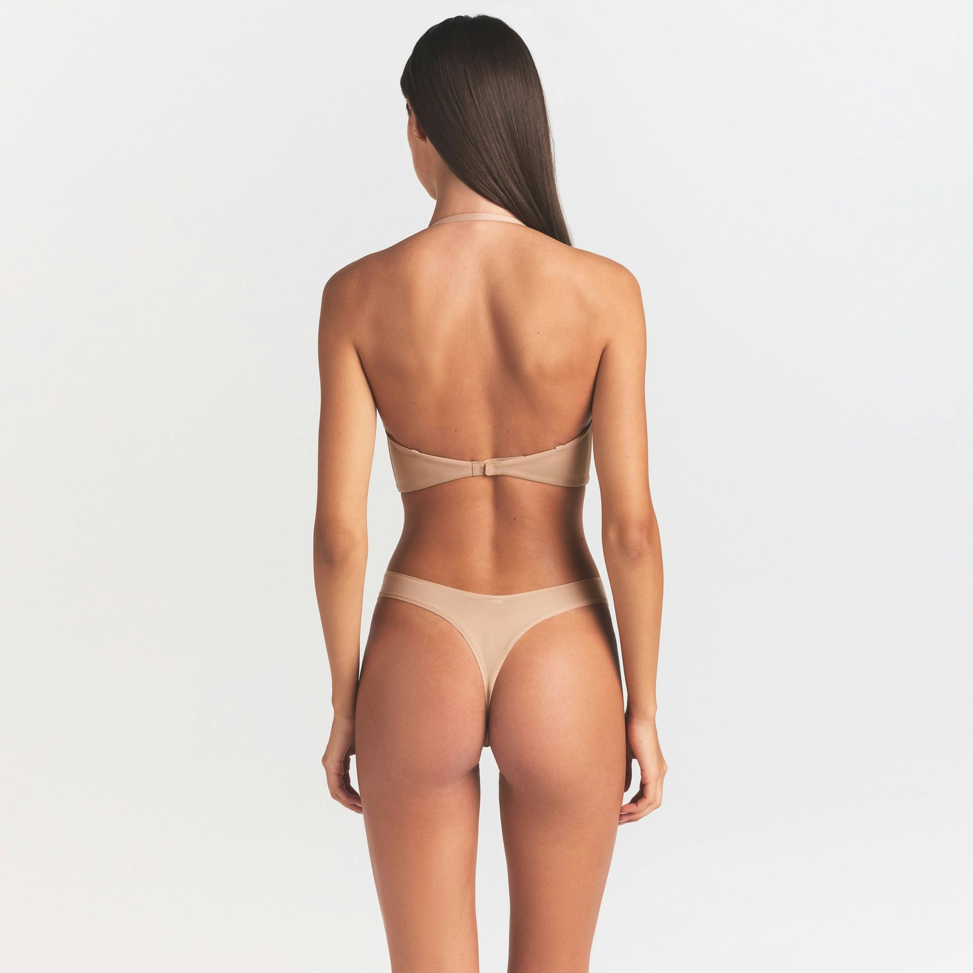 FITS EVERYBODY LOW BACK LONGLINE BRA | CLAY ON A MODEL SIDE VIEW @ | FOCUS: 0.0, 1.0, 0.9