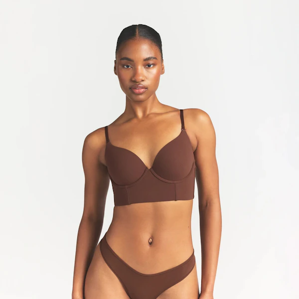 FITS EVERYBODY LOW BACK LONGLINE BRA | COCOA ON A MODEL FRONT VIEW @ | FOCUS: 0.0, 1.0, 0.9