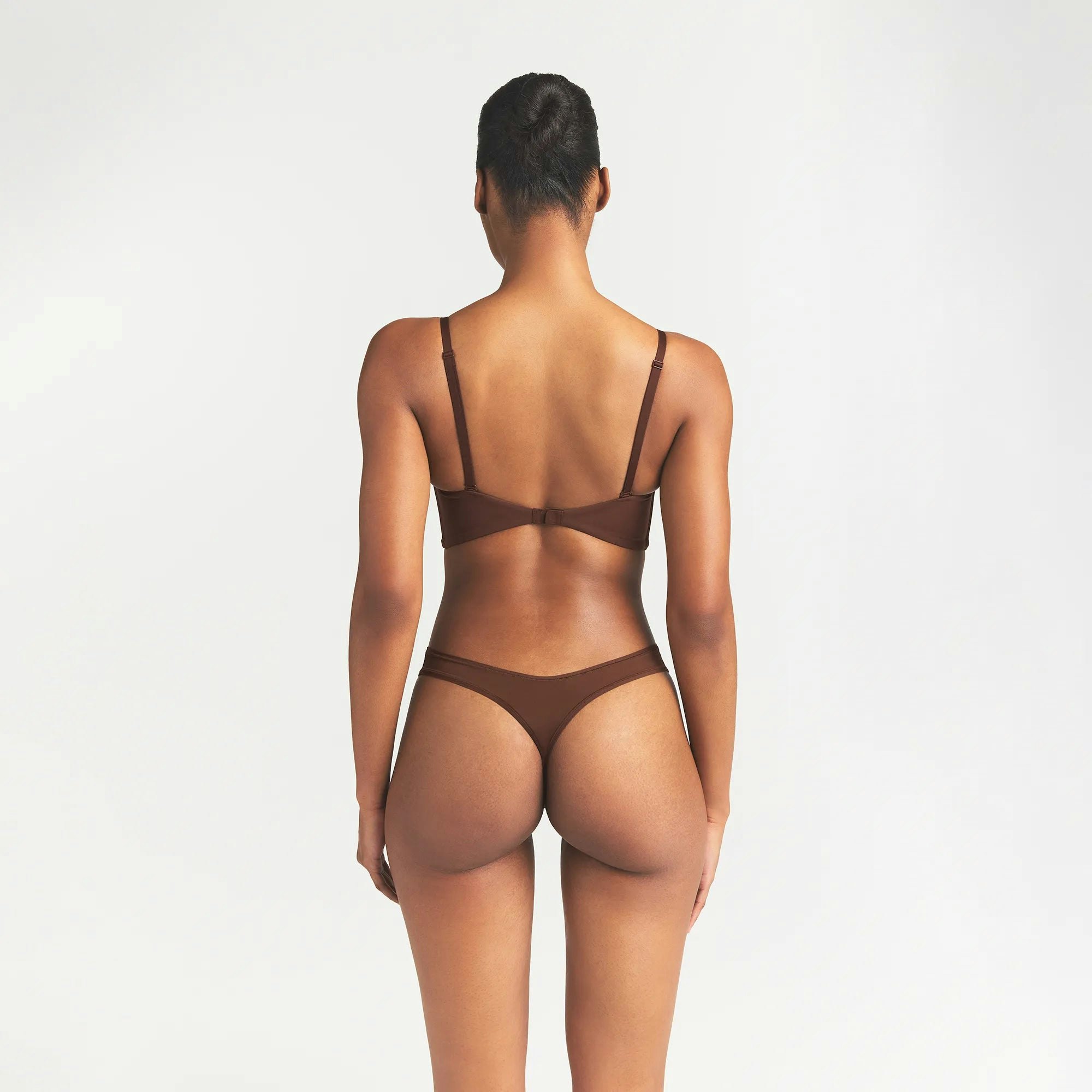 FITS EVERYBODY LOW BACK LONGLINE BRA | COCOA ON A MODEL BACK VIEW @ | FOCUS: 0.0, 1.0, 0.9