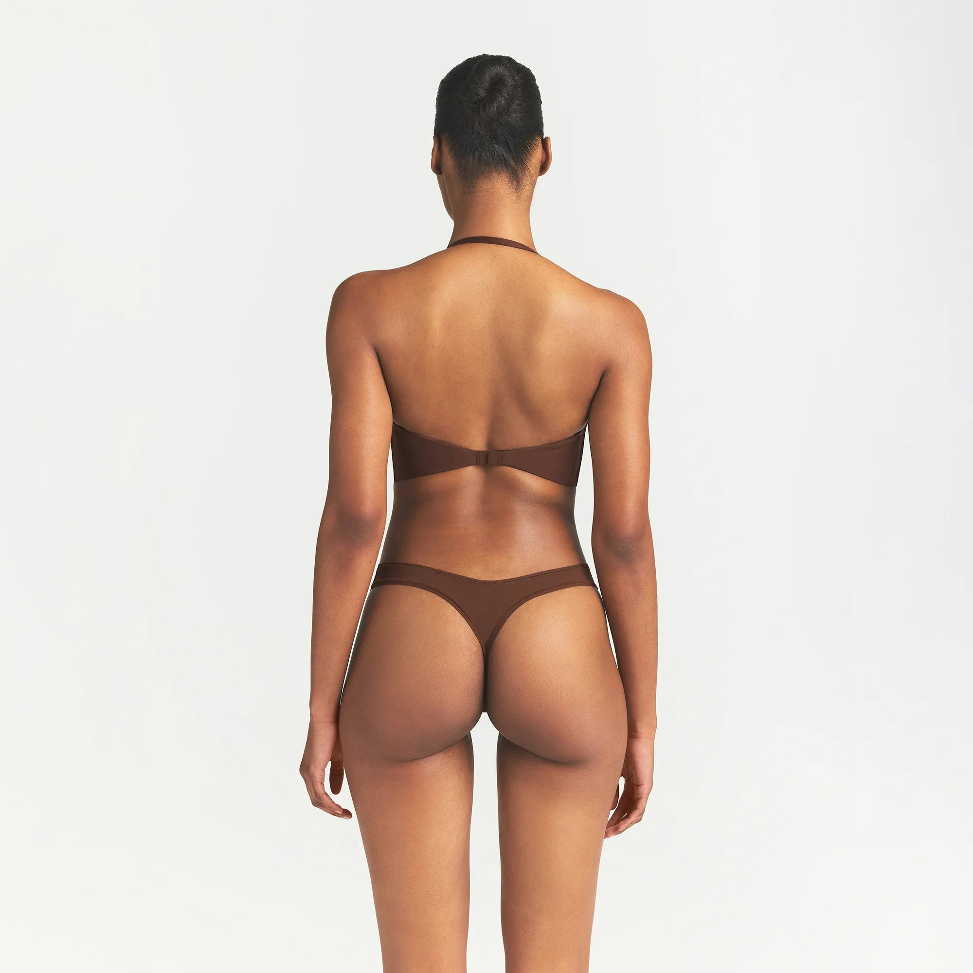 FITS EVERYBODY LOW BACK LONGLINE BRA | COCOA ON A MODEL BACK VIEW @ | FOCUS: 0.0, 1.0, 0.9