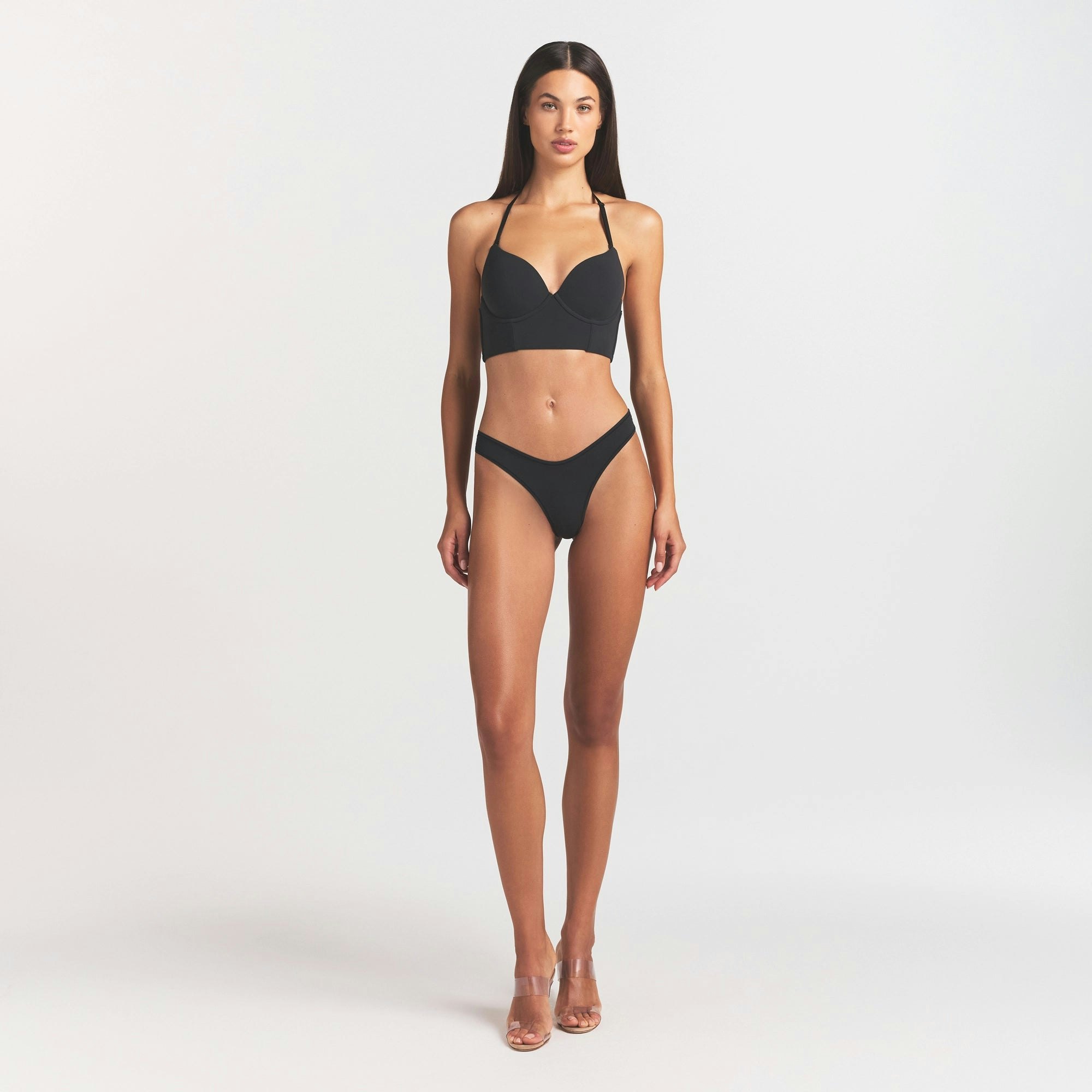 FITS EVERYBODY LOW BACK LONGLINE BRA | ONYX ON A MODEL FRONT VIEW @ | FOCUS: 0.0, 1.0, 0.9