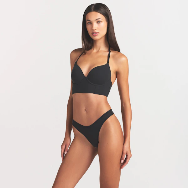 FITS EVERYBODY LOW BACK LONGLINE BRA | ONYX ON A MODEL SIDE VIEW @ | FOCUS: 0.0, 1.0, 0.9