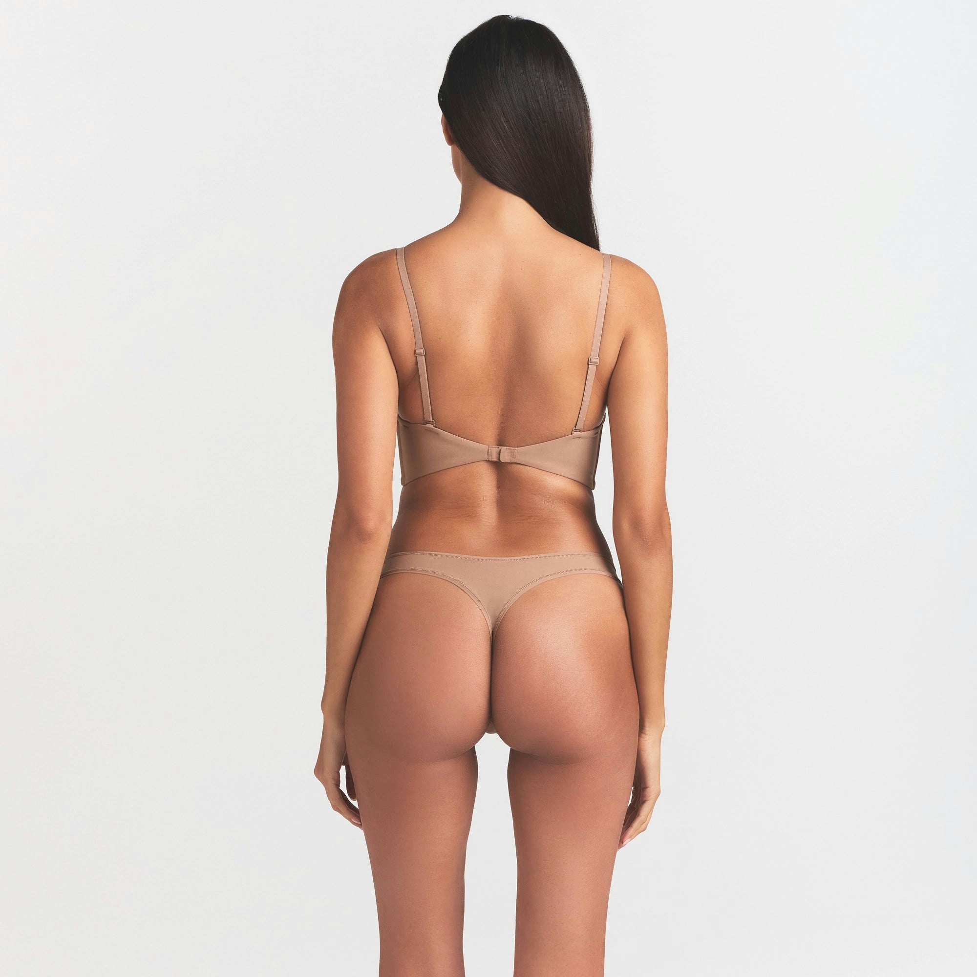 FITS EVERYBODY LOW BACK LONGLINE BRA | SIENNA ON A MODEL SIDE VIEW @ | FOCUS: 0.0, 1.0, 0.9
