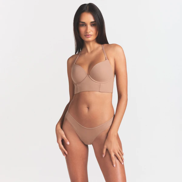 FITS EVERYBODY LOW BACK LONGLINE BRA | SIENNA ON A MODEL SIDE VIEW @ | FOCUS: 0.0, 1.0, 0.9