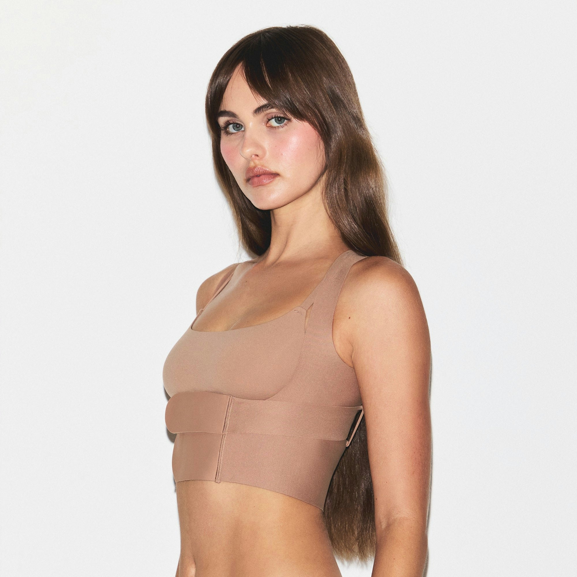 SKIMS BODY POSTURE TRAINER VEST | SIENNA ON A MODEL SIDE VIEW @ | FOCUS: 0.0, 1.0, 0.9