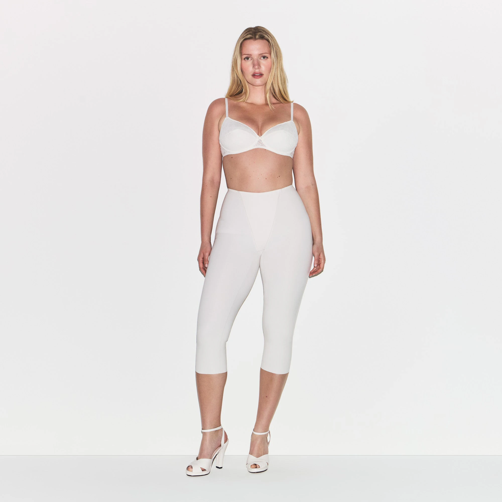 VINTAGE BRAS LACE BRA | MARBLE ON A MODEL FRONT VIEW | FOCUS: 0.0, 1.0, 0.9