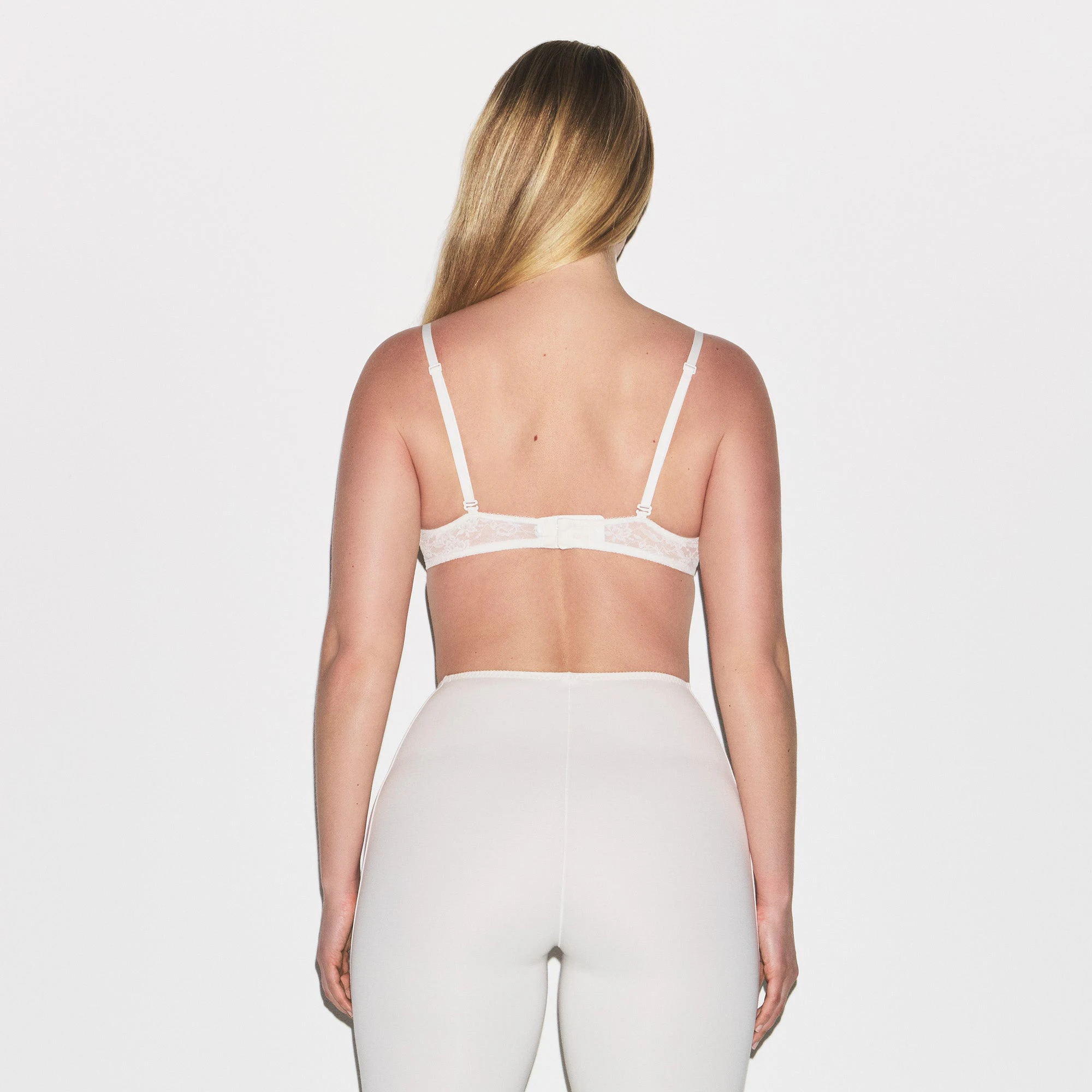 VINTAGE BRAS LACE BRA | MARBLE ON A MODEL BACK VIEW | FOCUS: 0.0, 1.0, 0.9