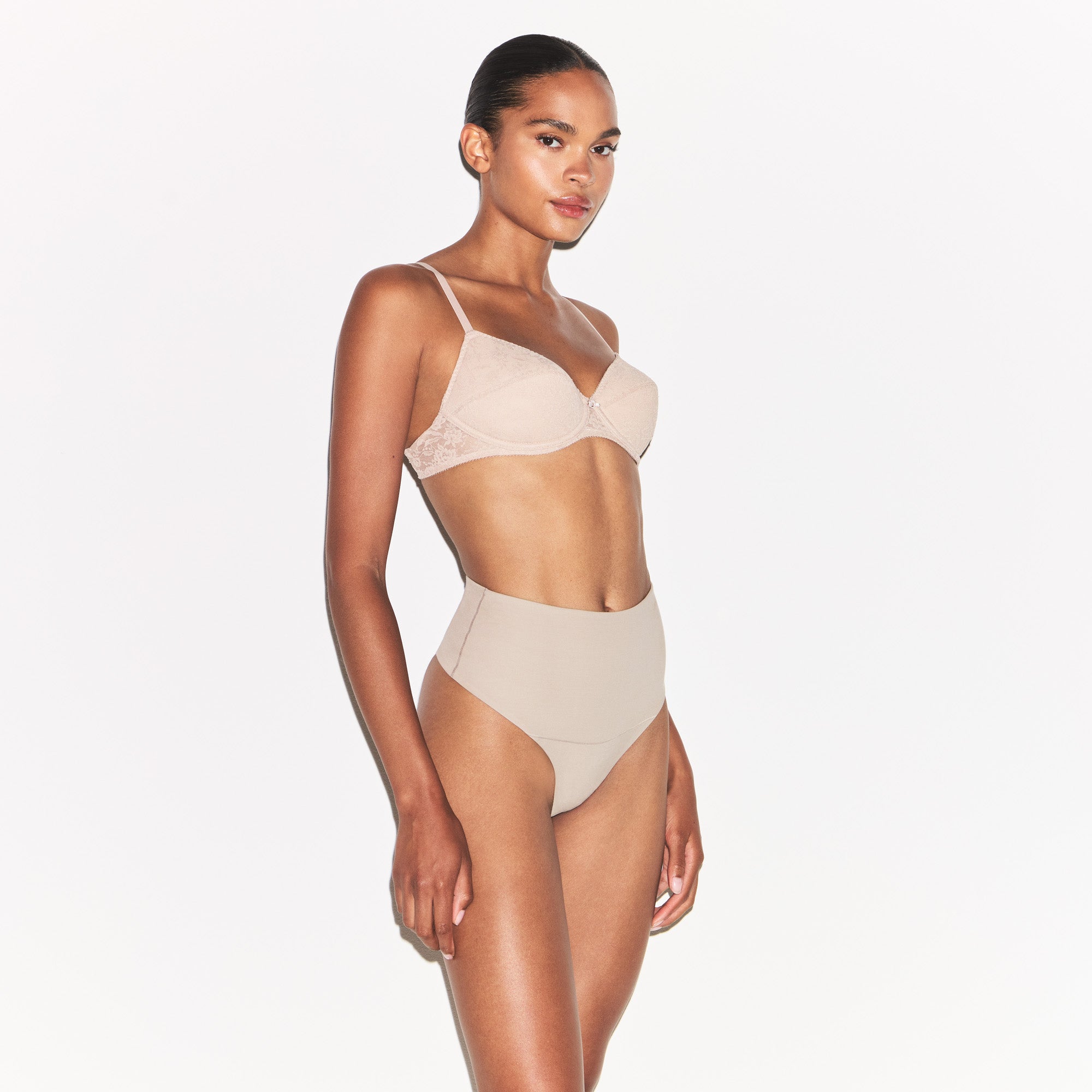 VINTAGE BRAS LACE BRA | MUSHROOM ON A MODEL SIDE VIEW | FOCUS: 0.0, 1.0, 0.9