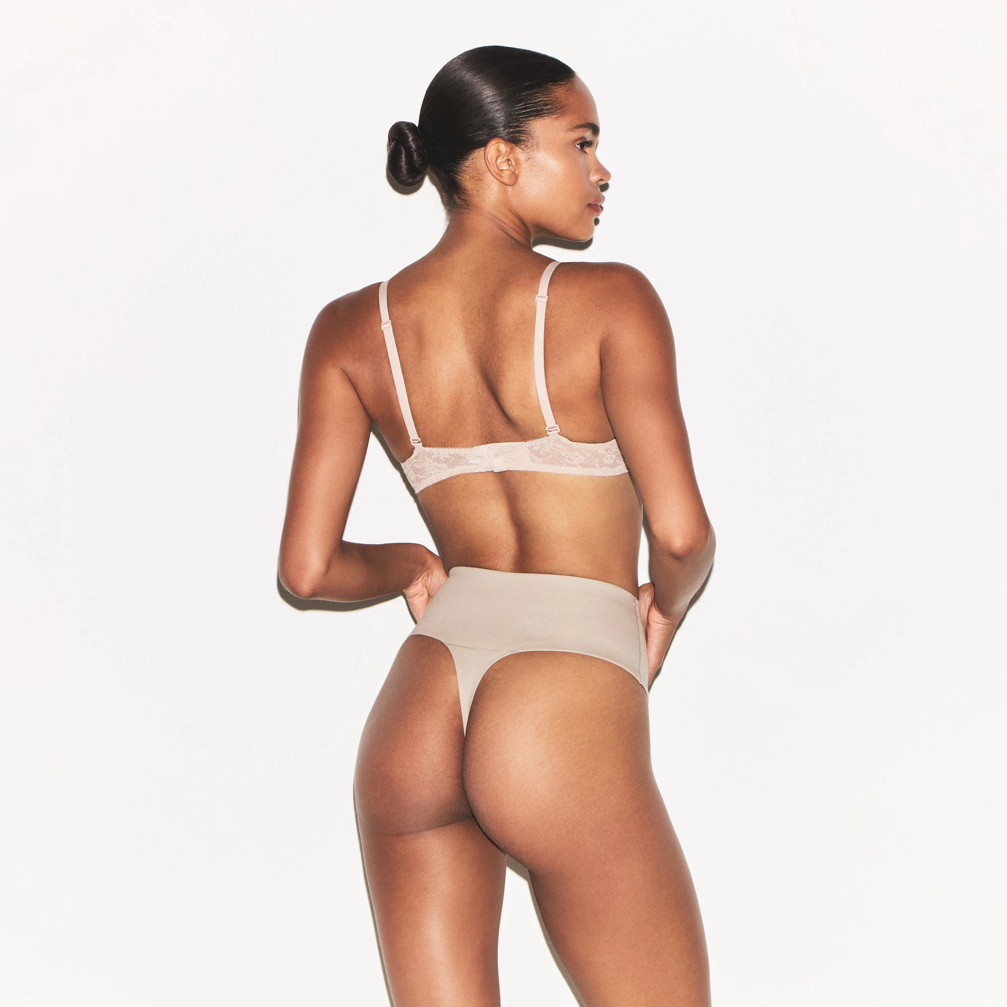 VINTAGE BRAS LACE BRA | MUSHROOM ON A MODEL BACK VIEW | FOCUS: 0.0, 1.0, 0.9