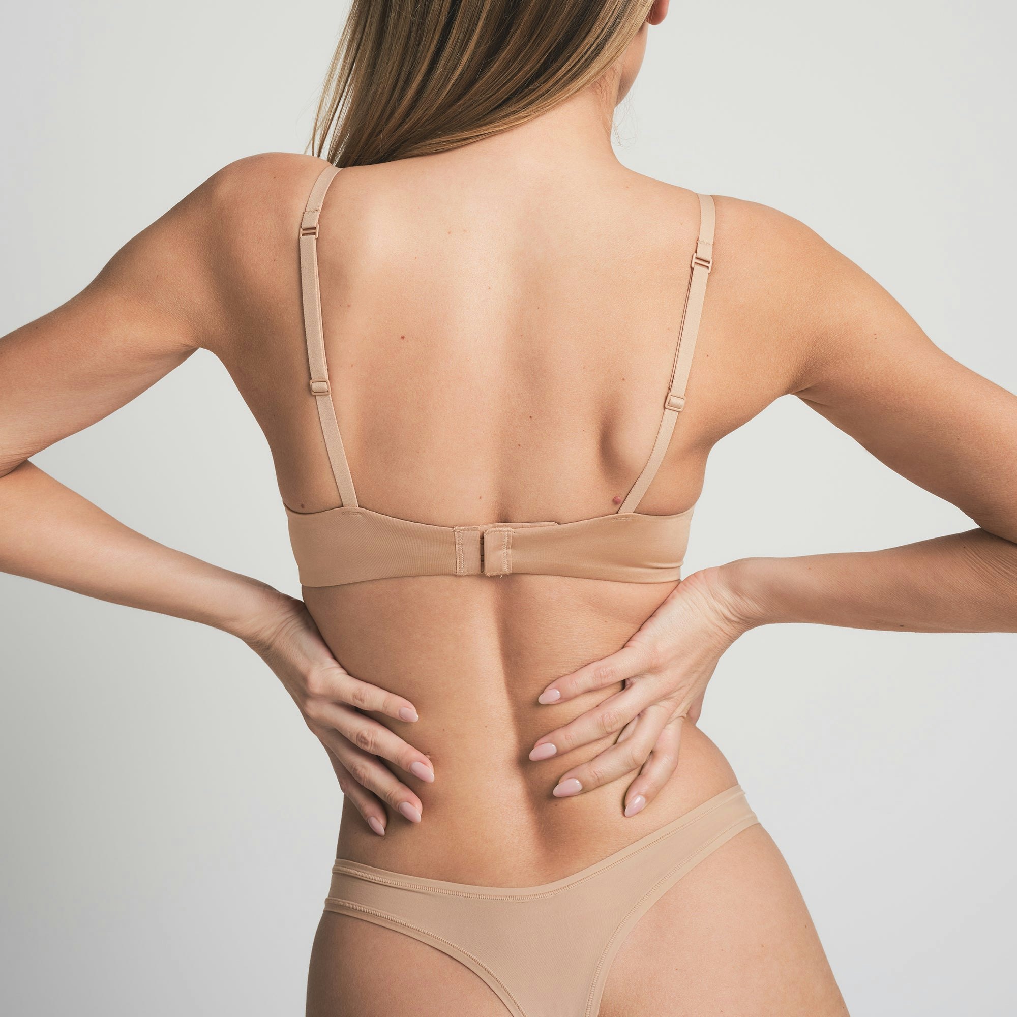 WIRELESS FORM PUSH-UP PLUNGE BRA | CLAY ON A MODEL BACK VIEW @ | FOCUS: 0.0, 1.0, 0.9