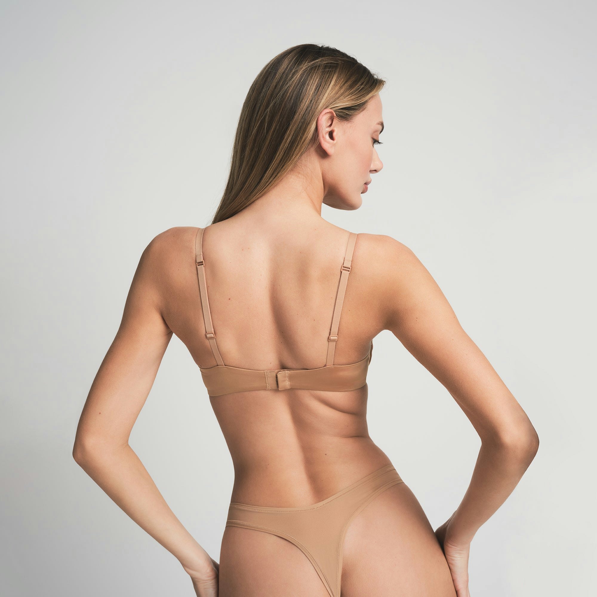 WIRELESS FORM PUSH-UP PLUNGE BRA | OCHRE ON A MODEL BACK VIEW @ | FOCUS: 0.0, 1.0, 0.9