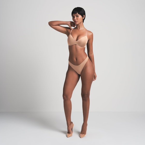 WIRELESS FORM PUSH-UP PLUNGE BRA | SIENNA ON A MODEL FRONT VIEW @ | FOCUS: 0.0, 1.0, 0.9