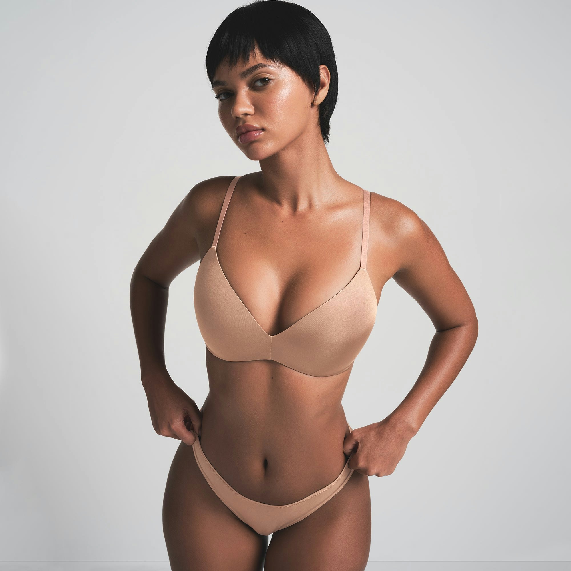 WIRELESS FORM PUSH-UP PLUNGE BRA | SIENNA ON A MODEL FRONT VIEW @ | FOCUS: 0.0, 1.0, 0.9