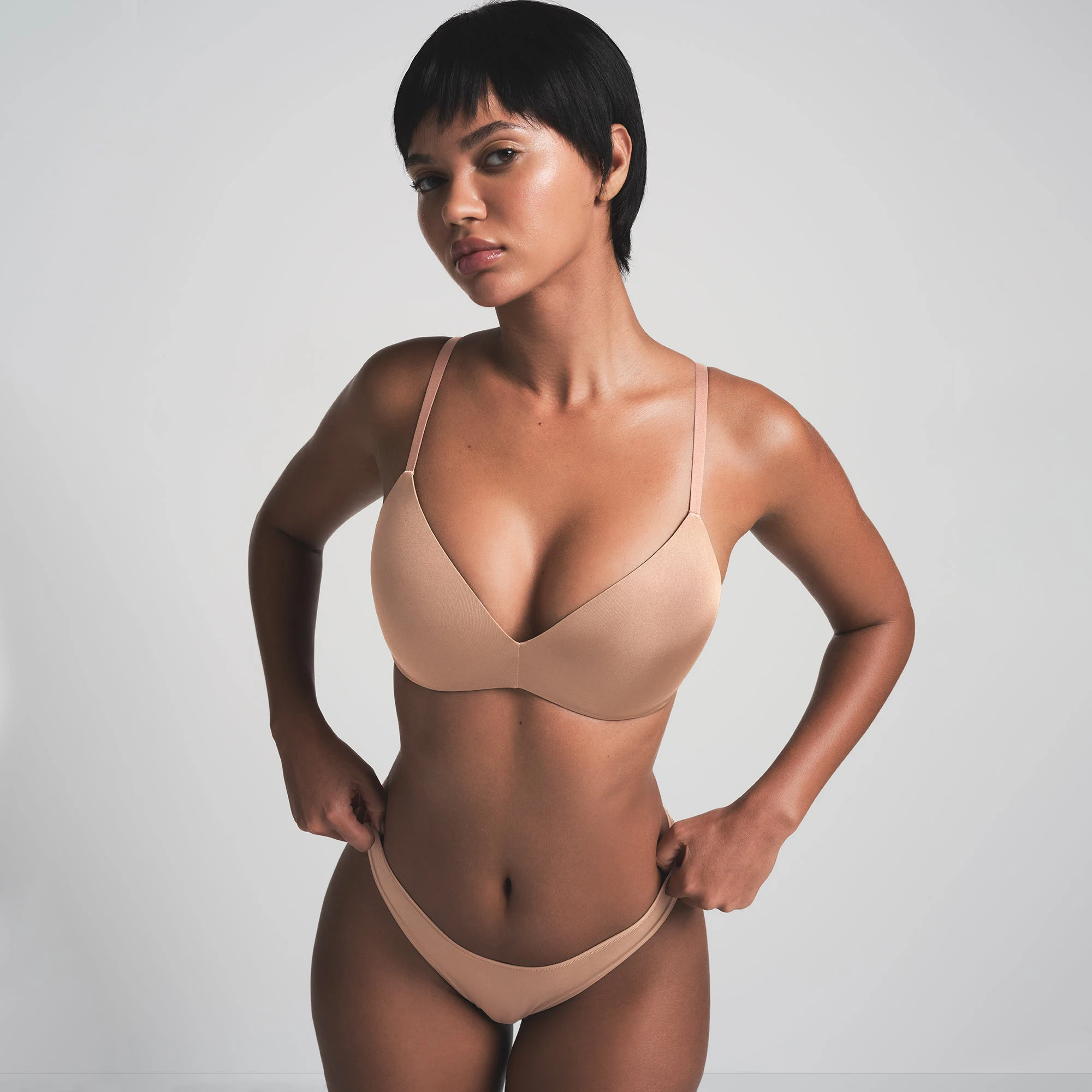 WIRELESS FORM PUSH-UP PLUNGE BRA | SIENNA ON A MODEL FRONT VIEW @ | FOCUS: 0.0, 1.0, 0.9
