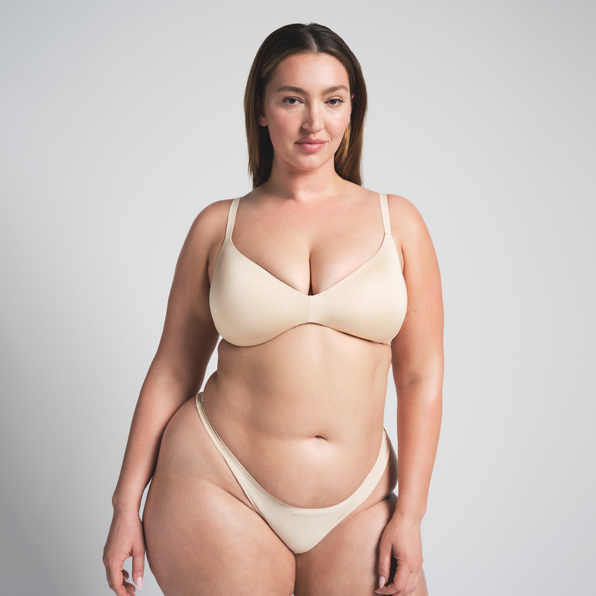 WIRELESS FORM PUSH-UP PLUNGE BRA | SAND ON A MODEL FRONT VIEW @ | FOCUS: 0.0, 1.0, 0.9