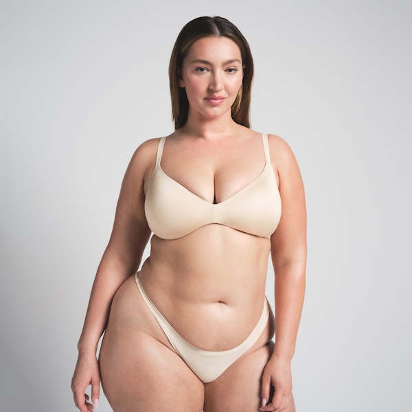 WIRELESS FORM PUSH-UP PLUNGE BRA | SAND ON A MODEL FRONT VIEW @ | FOCUS: 0.0, 1.0, 0.9