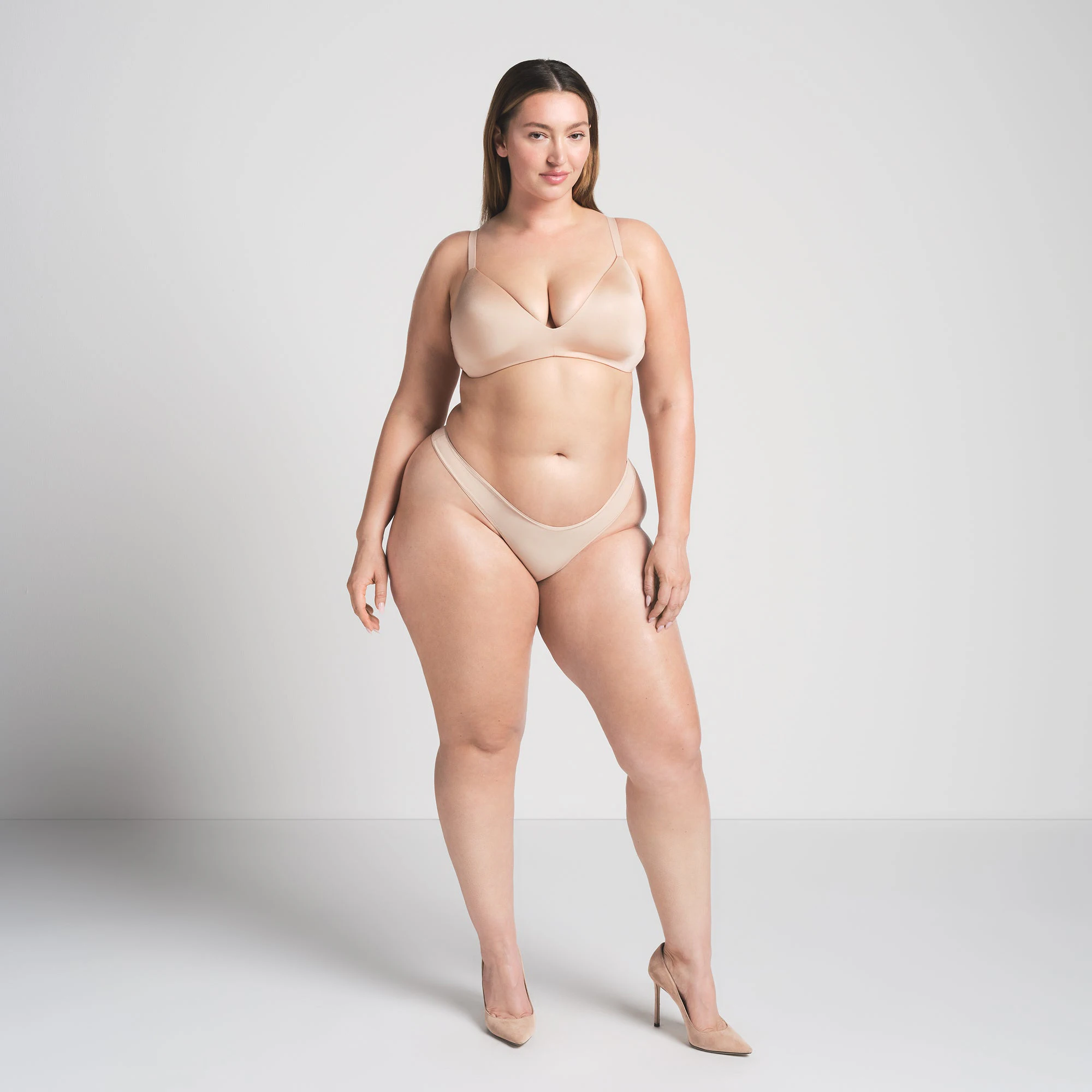 WIRELESS FORM T-SHIRT DEMI BRA | MICA ON A MODEL FRONT VIEW @ | FOCUS: 0.0, 1.0, 0.9