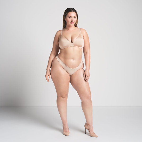 WIRELESS FORM T-SHIRT DEMI BRA | MICA ON A MODEL FRONT VIEW @ | FOCUS: 0.0, 1.0, 0.9