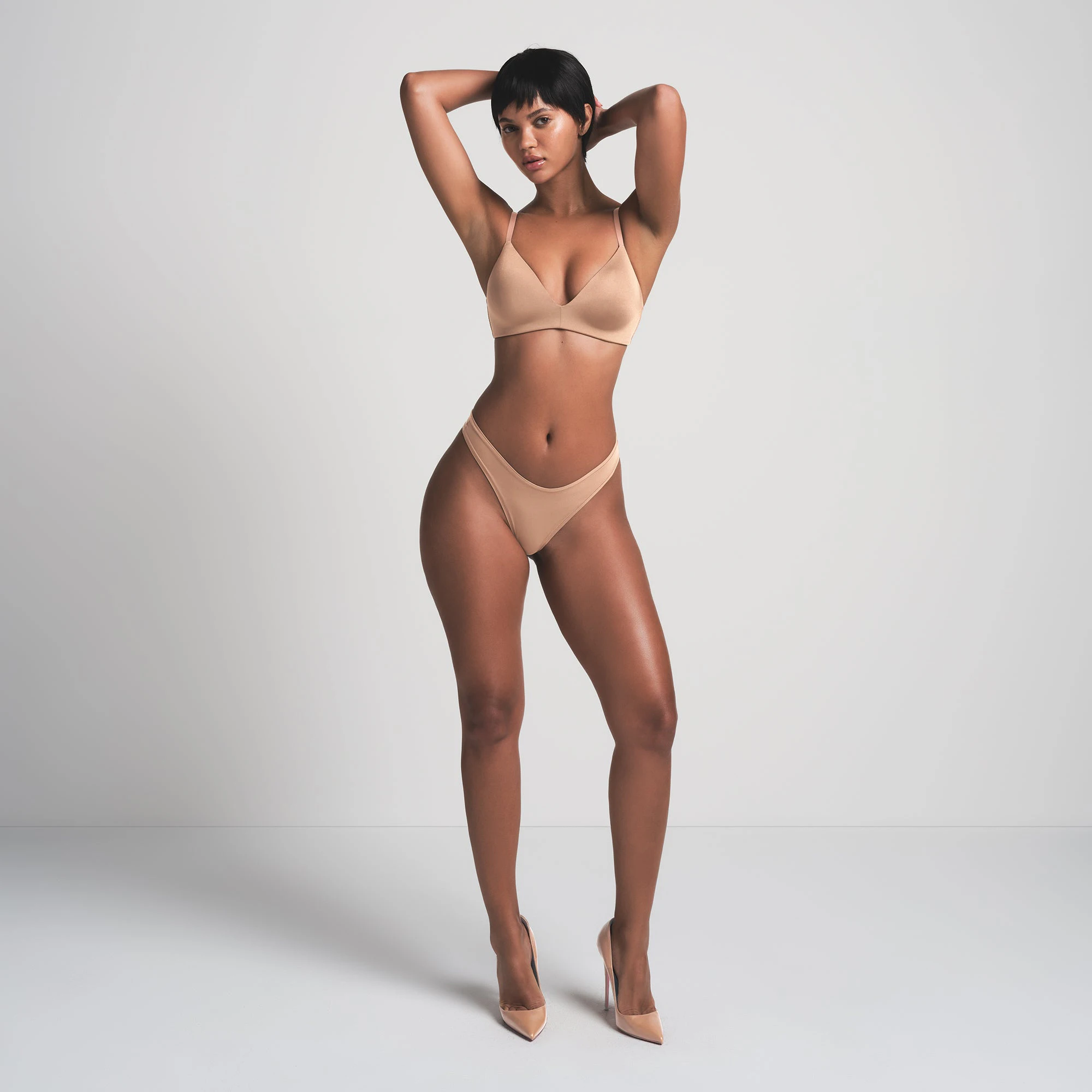 WIRELESS FORM T-SHIRT DEMI BRA | SIENNA ON A MODEL FRONT VIEW @ | FOCUS: 0.0, 1.0, 0.9