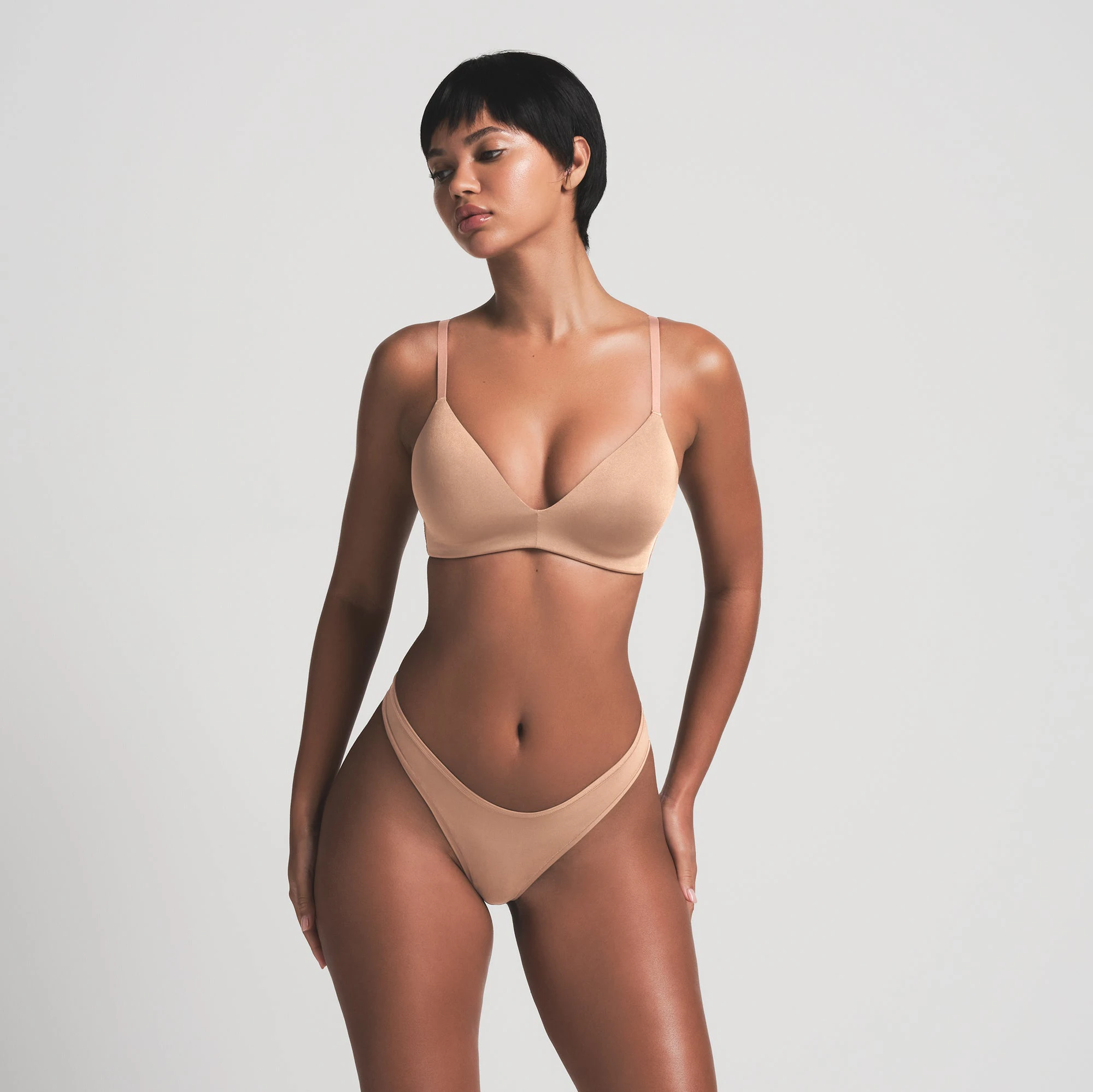 WIRELESS FORM T-SHIRT DEMI BRA | SIENNA ON A MODEL FRONT VIEW @ | FOCUS: 0.0, 1.0, 0.9
