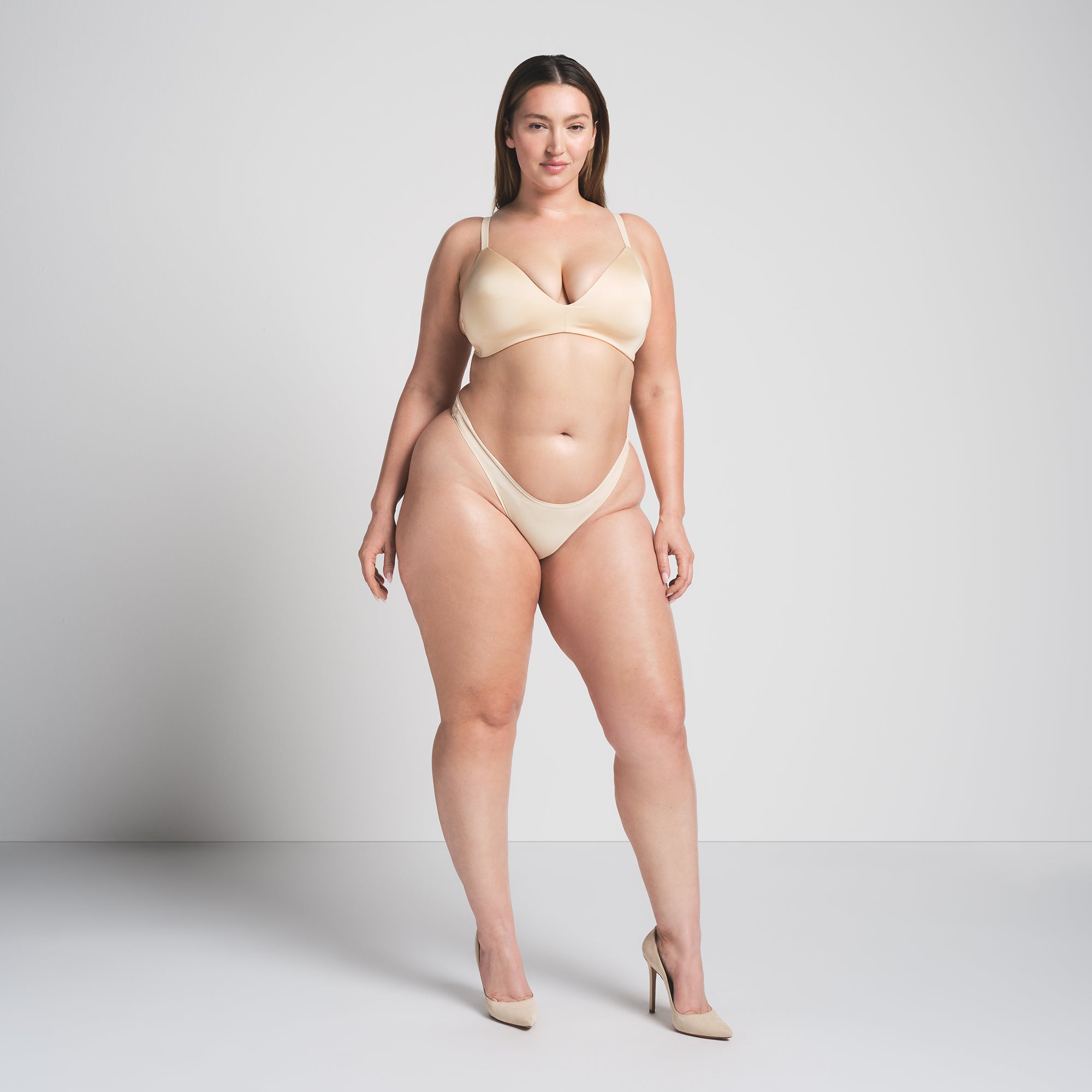 WIRELESS FORM T-SHIRT DEMI BRA | SAND ON A MODEL FRONT VIEW @ | FOCUS: 0.0, 1.0, 0.9