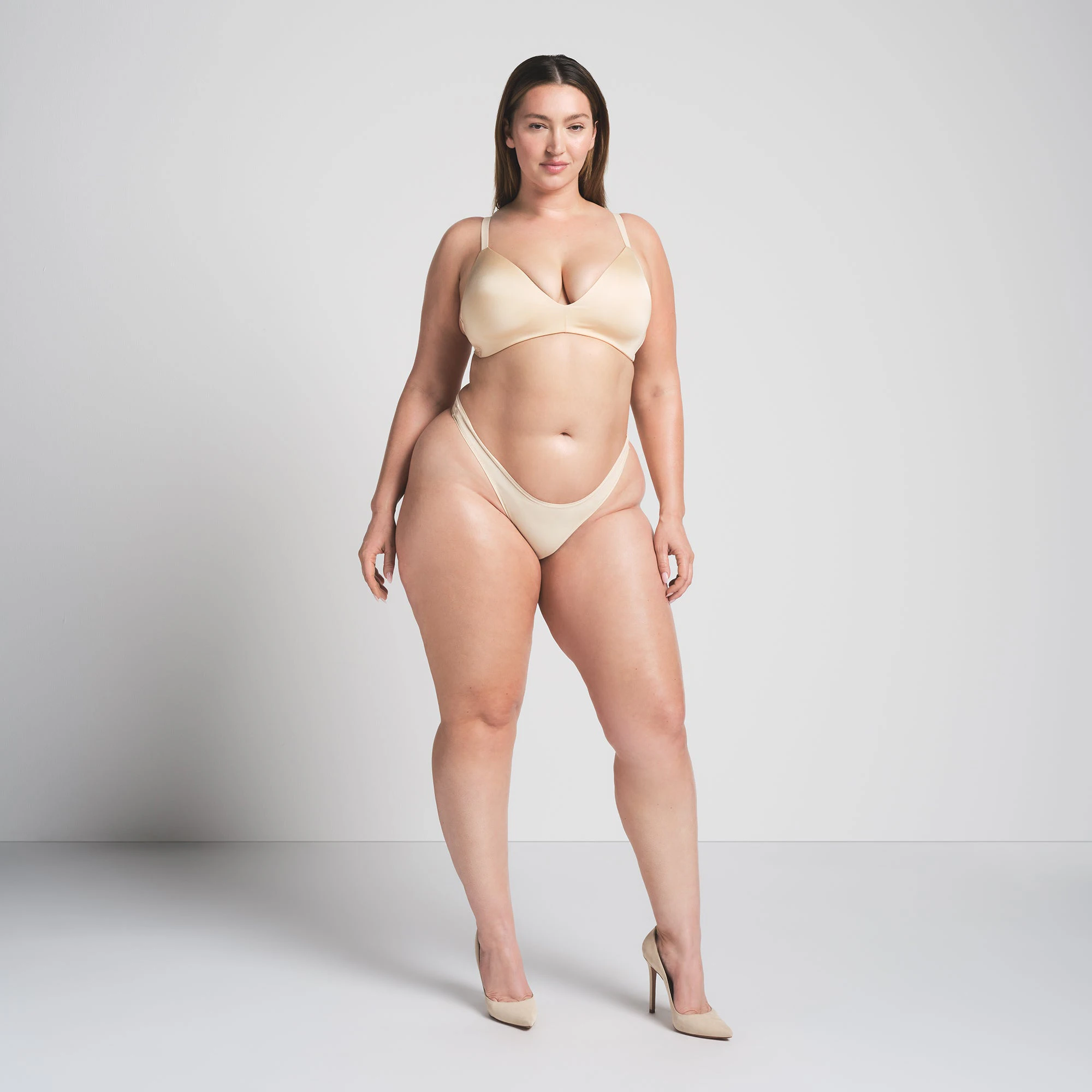 WIRELESS FORM T-SHIRT DEMI BRA | SAND ON A MODEL FRONT VIEW @ | FOCUS: 0.0, 1.0, 0.9