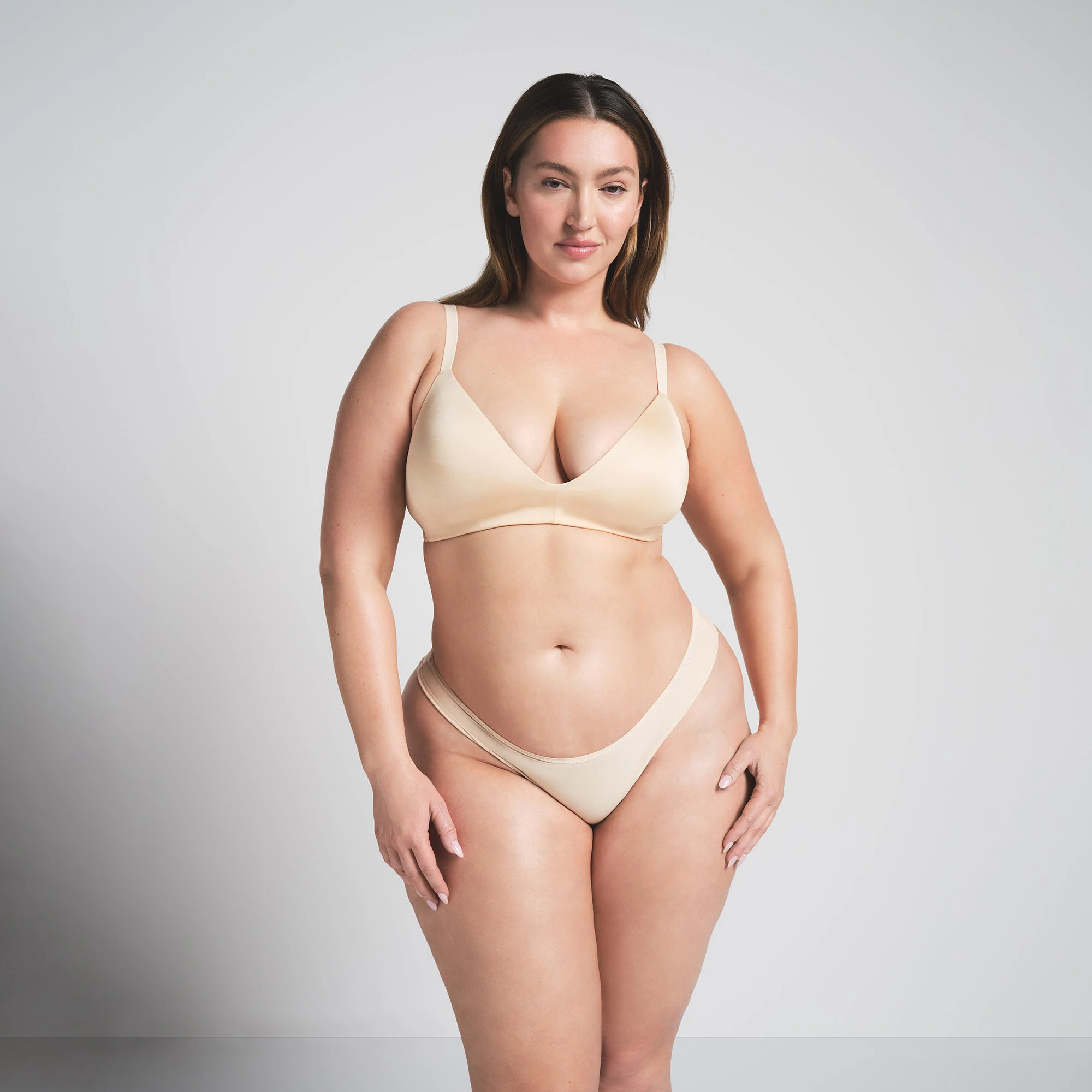 WIRELESS FORM T-SHIRT DEMI BRA | SAND ON A MODEL FRONT VIEW @ | FOCUS: 0.0, 1.0, 0.9