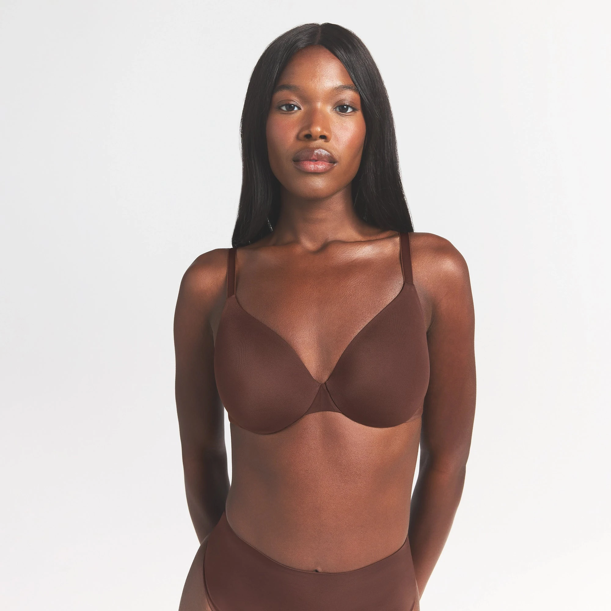 SMOOTHING INTIMATES FULL COVERAGE BRA | COCOA ON A MODEL FRONT VIEW @ | FOCUS: 0.0, 1.0, 0.9