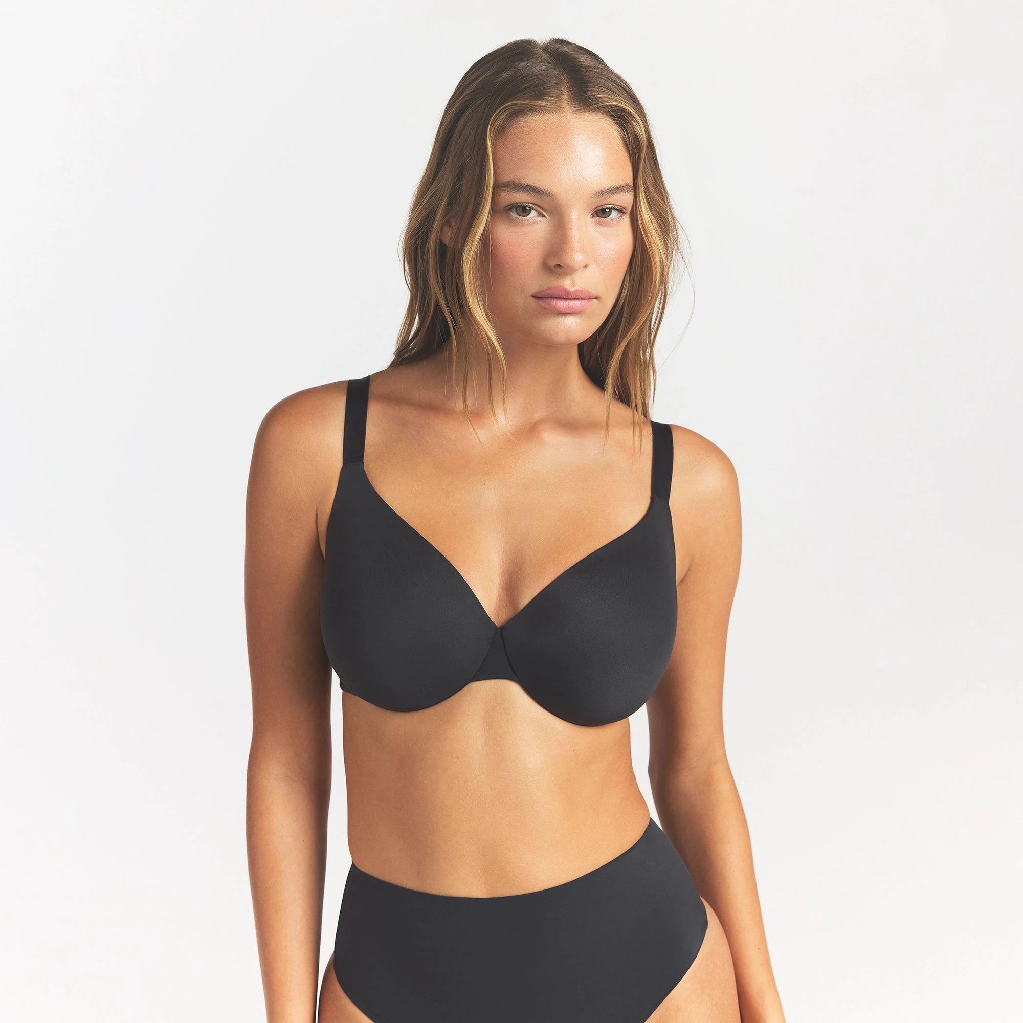 SMOOTHING INTIMATES FULL COVERAGE BRA | ONYX ON A MODEL FRONT VIEW @ | FOCUS: 0.0, 1.0, 0.9