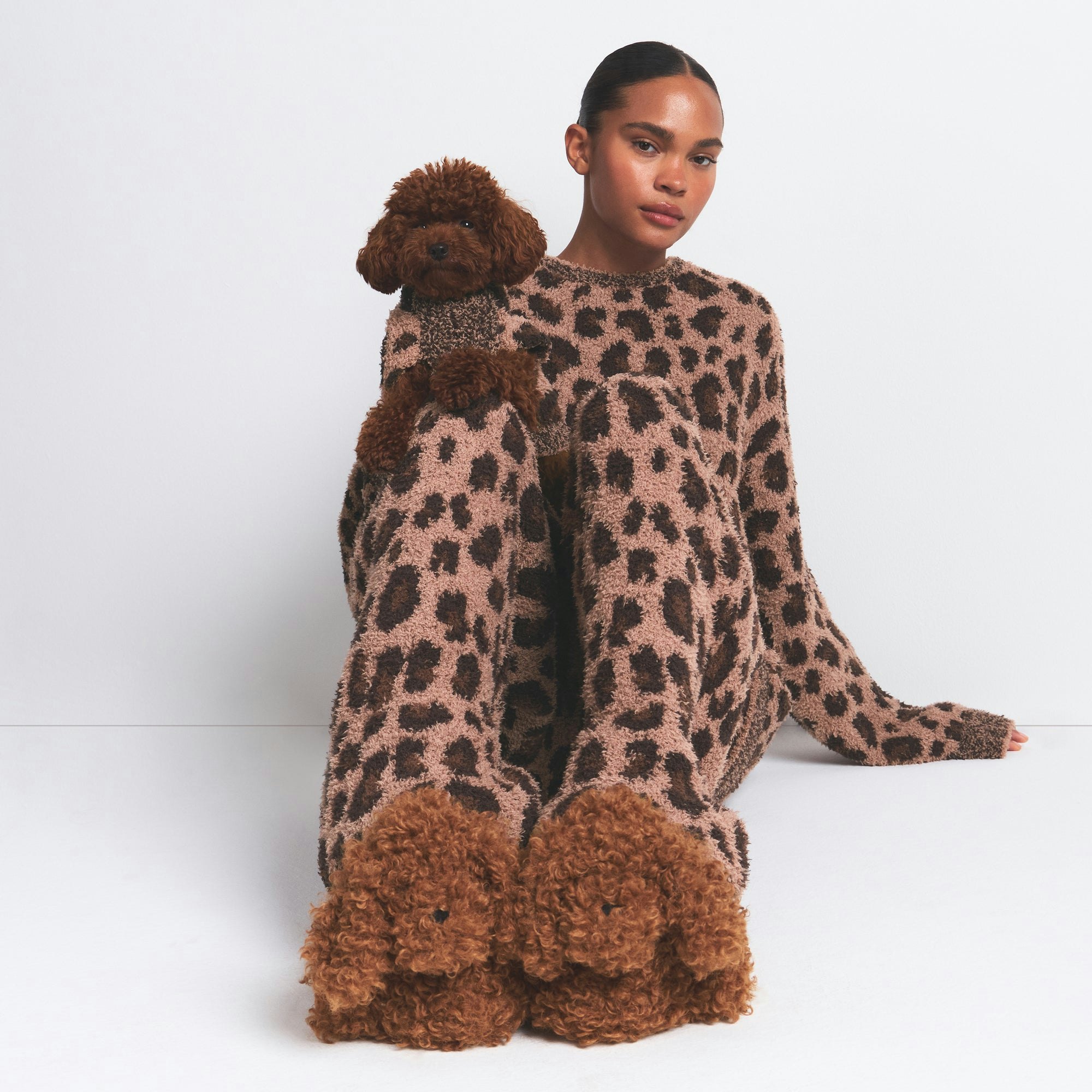 DOG SLIPPER | CHAI ON A MODEL FRONT VIEW @ | FOCUS: 0.0, 1.0, 0.9