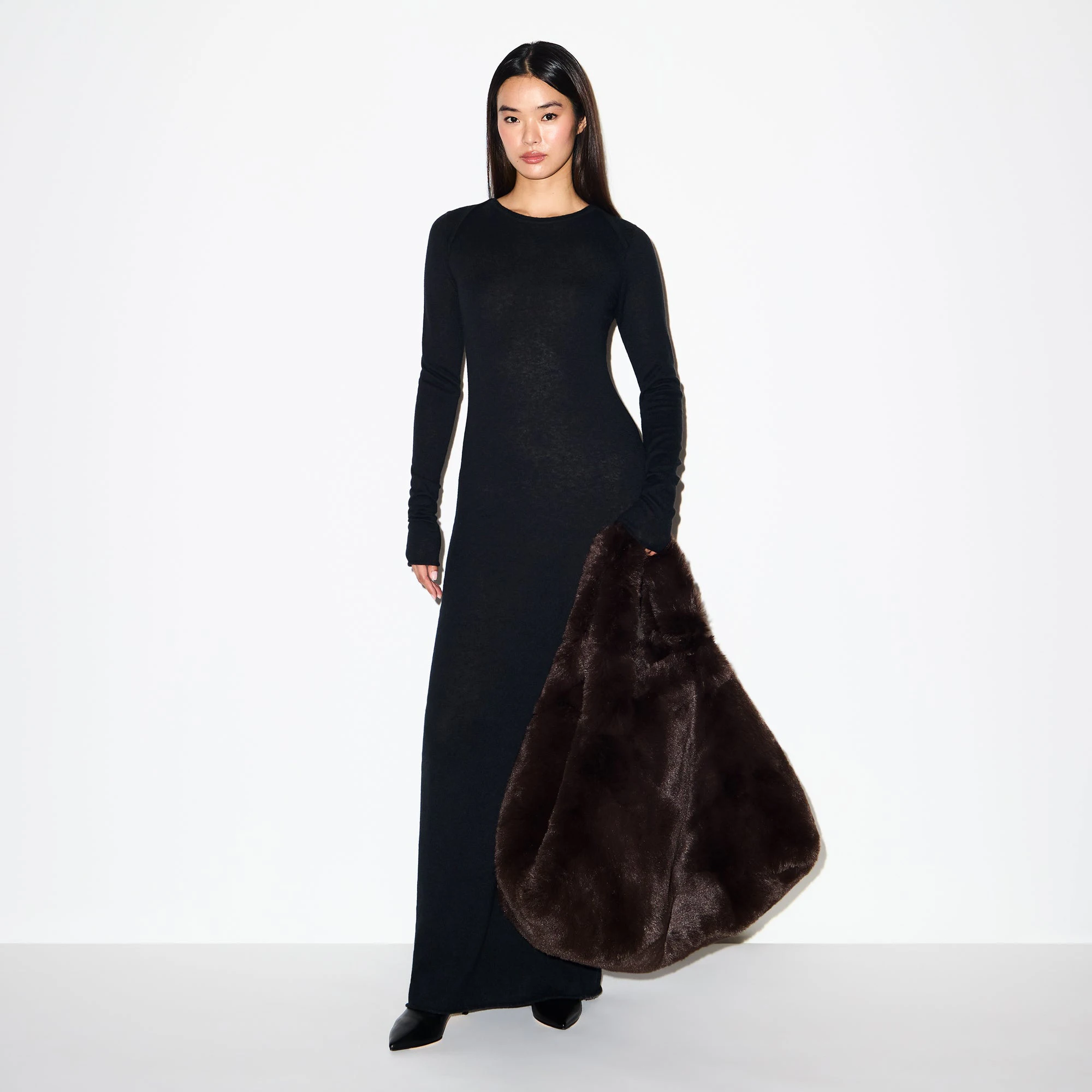 FAUX FUR JUMBO TOTE | ESPRESSO ON A MODEL FRONT VIEW @ | FOCUS: 0.0, 1.0, 0.9