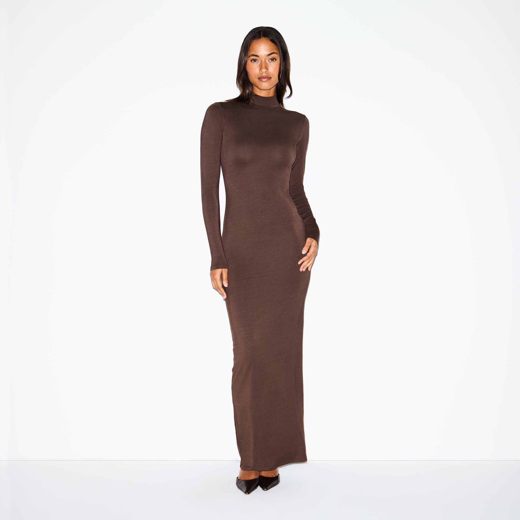 SMOOTH LAYERS TURTLENECK LONG DRESS | ESPRESSO