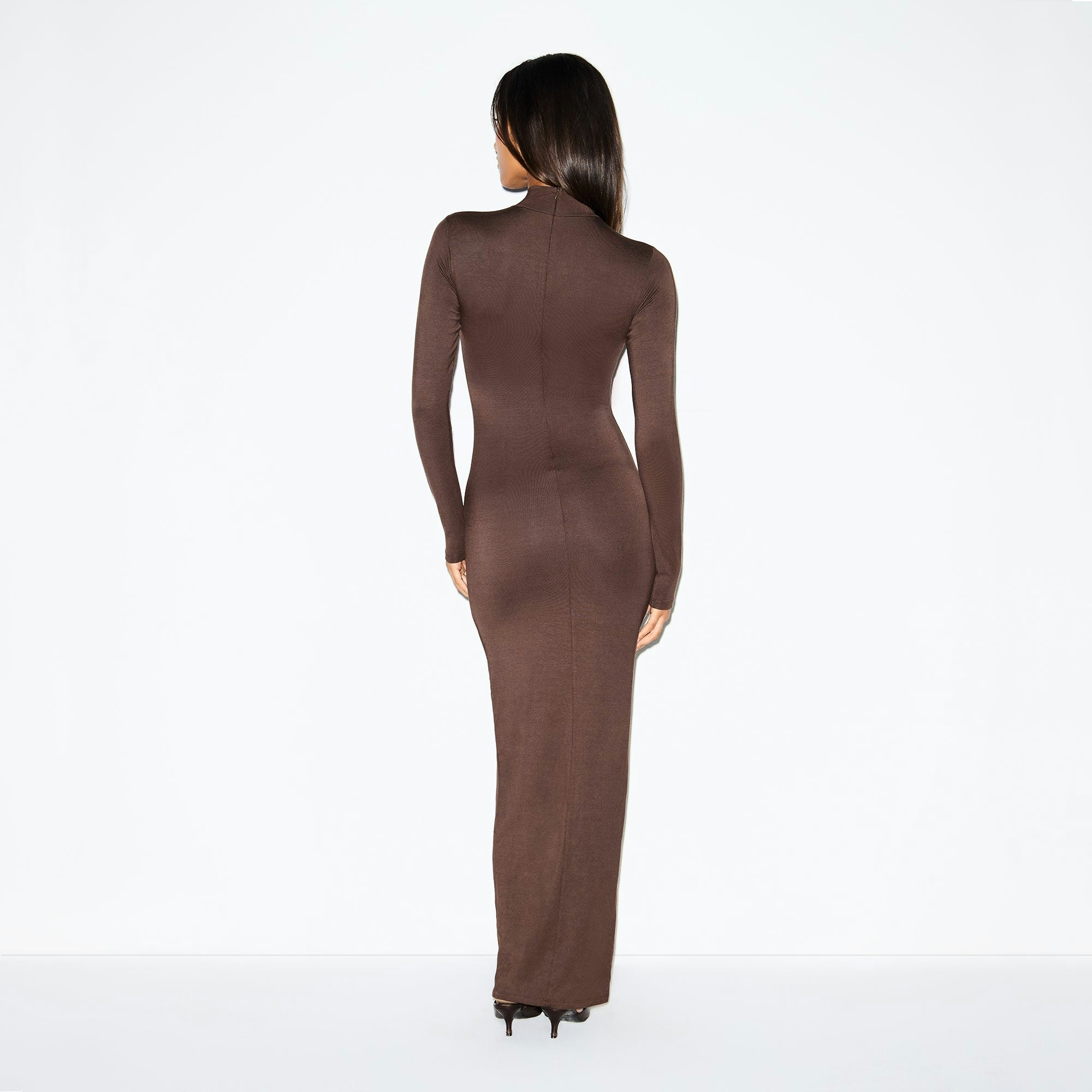 SMOOTH LAYERS TURTLENECK LONG DRESS | ESPRESSO ON A MODEL BACK VIEW @ | FOCUS: 0.0, 1.0, 0.9