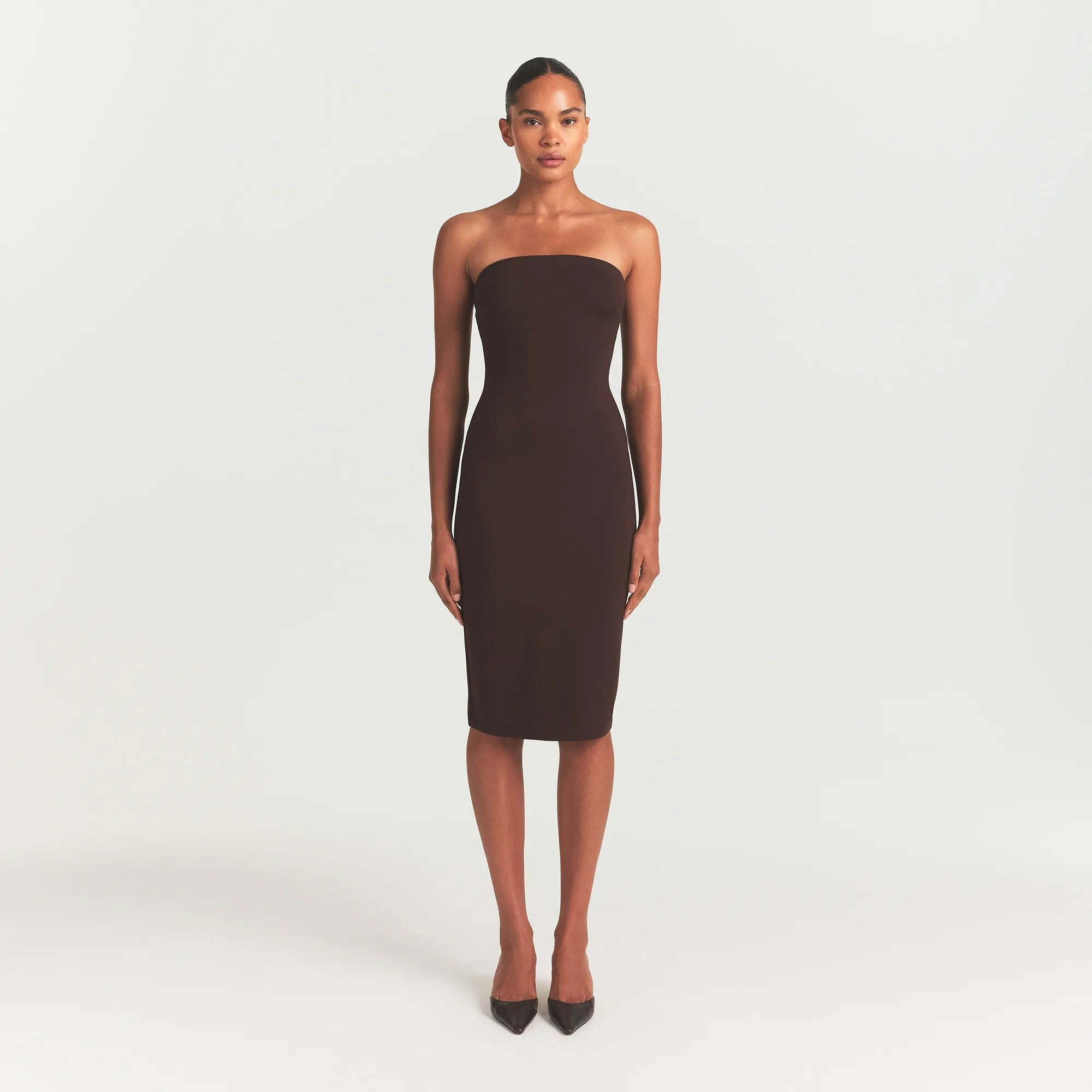 THE ESSENTIAL COLLECTION STRAPLESS MIDI DRESS | ESPRESSO ON A MODEL FRONT VIEW @ | FOCUS: 0.0, 1.0, 0.9