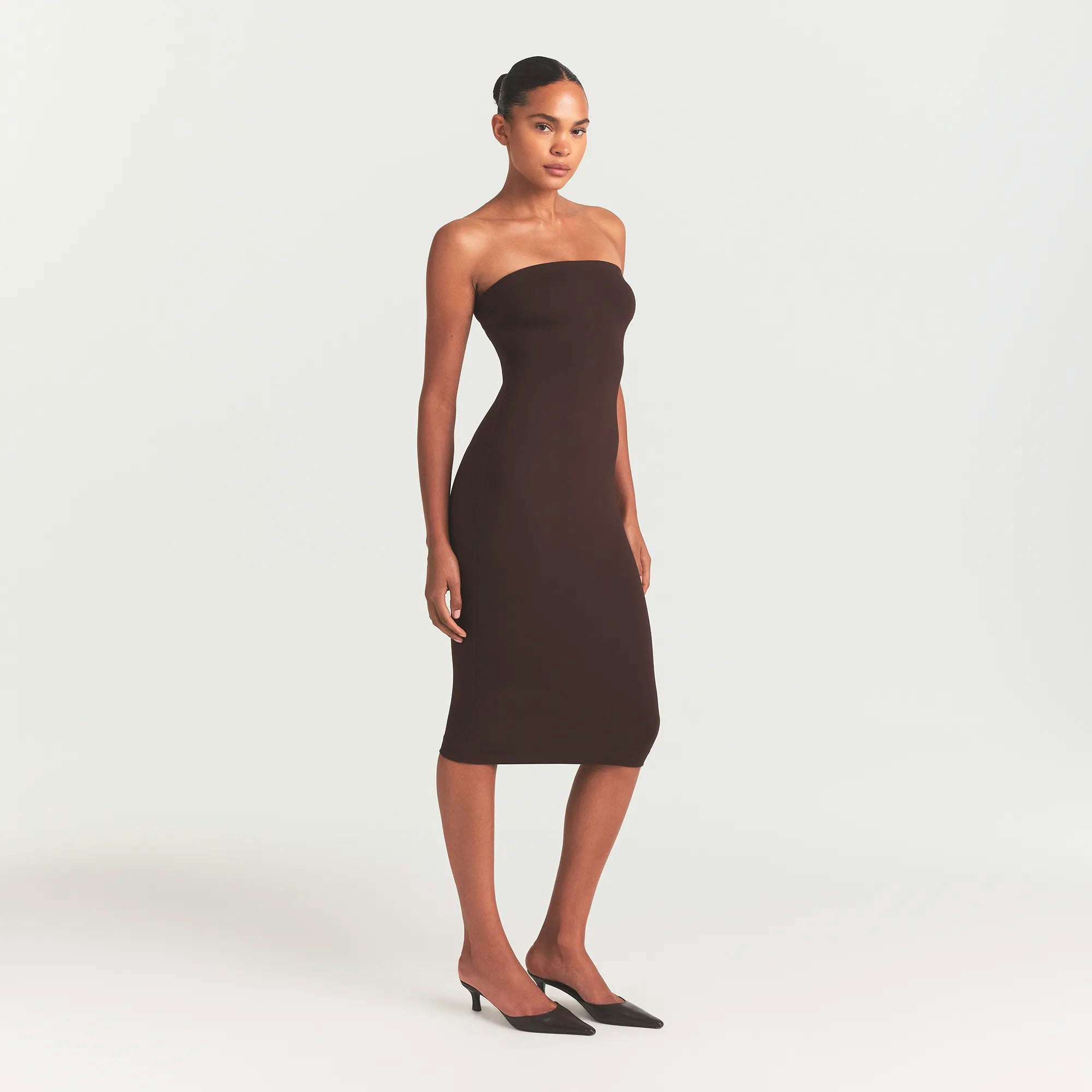 THE ESSENTIAL COLLECTION STRAPLESS MIDI DRESS | ESPRESSO ON A MODEL SIDE VIEW @ | FOCUS: 0.0, 1.0, 0.9