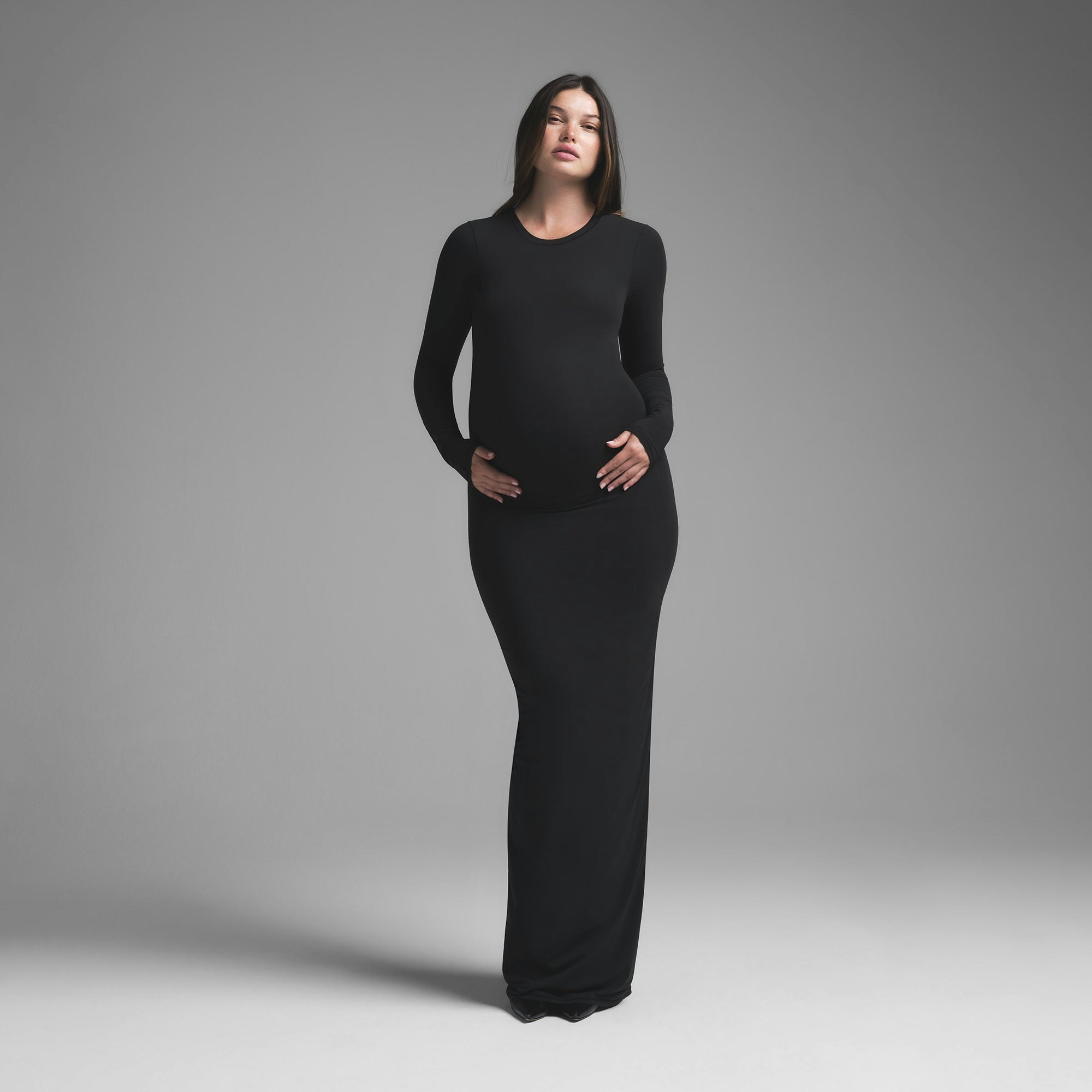 FITS EVERYBODY MATERNITY LONG SLEEVE DRESS | ONYX ON A MODEL FRONT VIEW | FOCUS: 0.0, 1.0, 0.9
